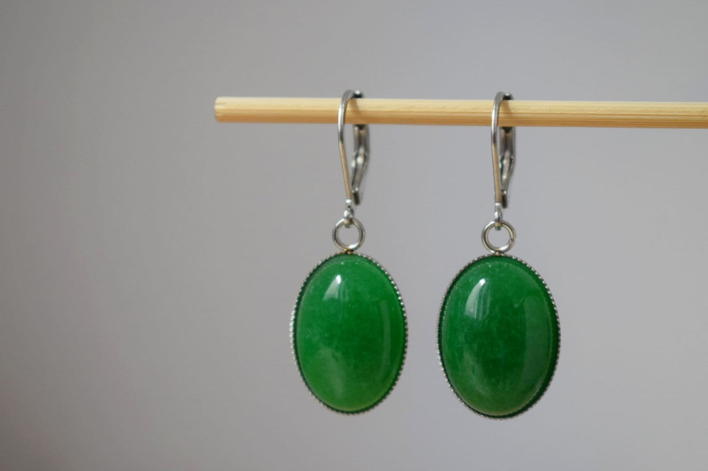 Grüne Jade-Ohrringe, Ovale Edelstein-Ohrhänger, Chirurgenstahl-Ohrringe, handgefertigter Boho-Schmuck, Geschenke für Frauen