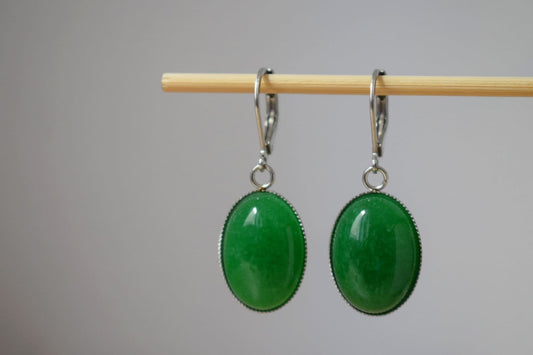 Grüne Jade-Ohrringe, Ovale Edelstein-Ohrhänger, Chirurgenstahl-Ohrringe, handgefertigter Boho-Schmuck, Geschenke für Frauen
