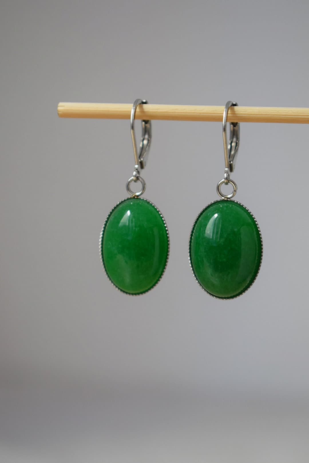 Grüne Jade-Ohrringe, Ovale Edelstein-Ohrhänger, Chirurgenstahl-Ohrringe, handgefertigter Boho-Schmuck, Geschenke für Frauen