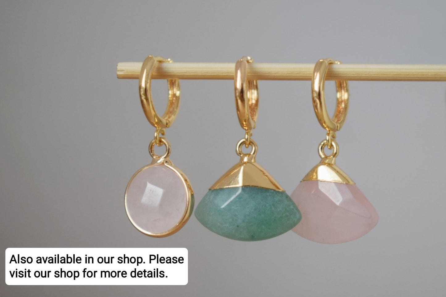 Vergoldete Huggie-Ohrringe mit Rosenquarz-Anhänger, Baumelnde Steinohrringe, Rosa Dreieck-Tropfenohrringe, Fächerohrringe, Schmuckgeschenk für Sie