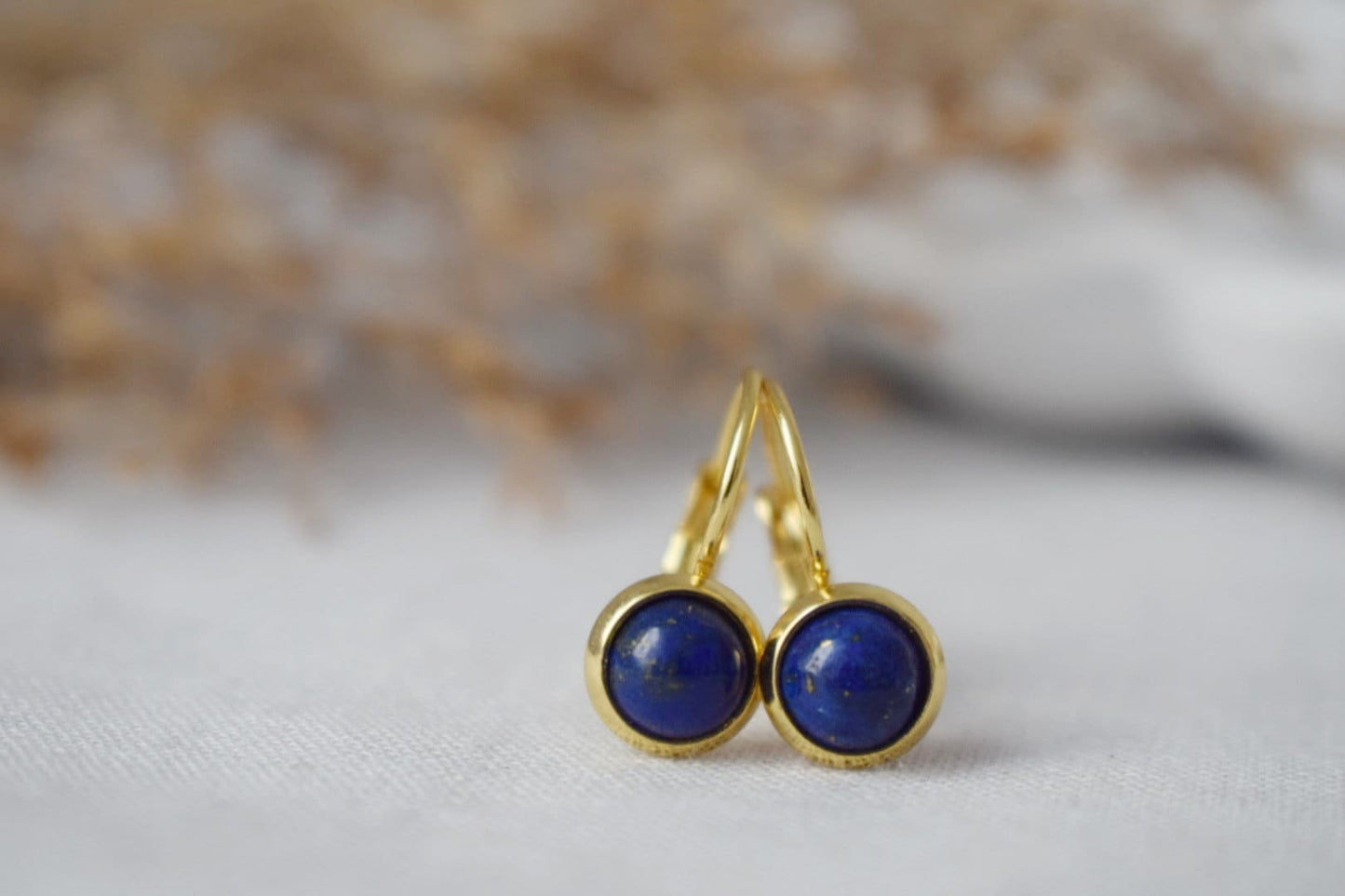 Kleine blaue Lapislazuli-Ohrringe, minimalistisch, Edelstein, Naturstein, Hebelverschluss, rund, 6 mm, Schmuck mit Geburtsstein für September, Geschenk für sie