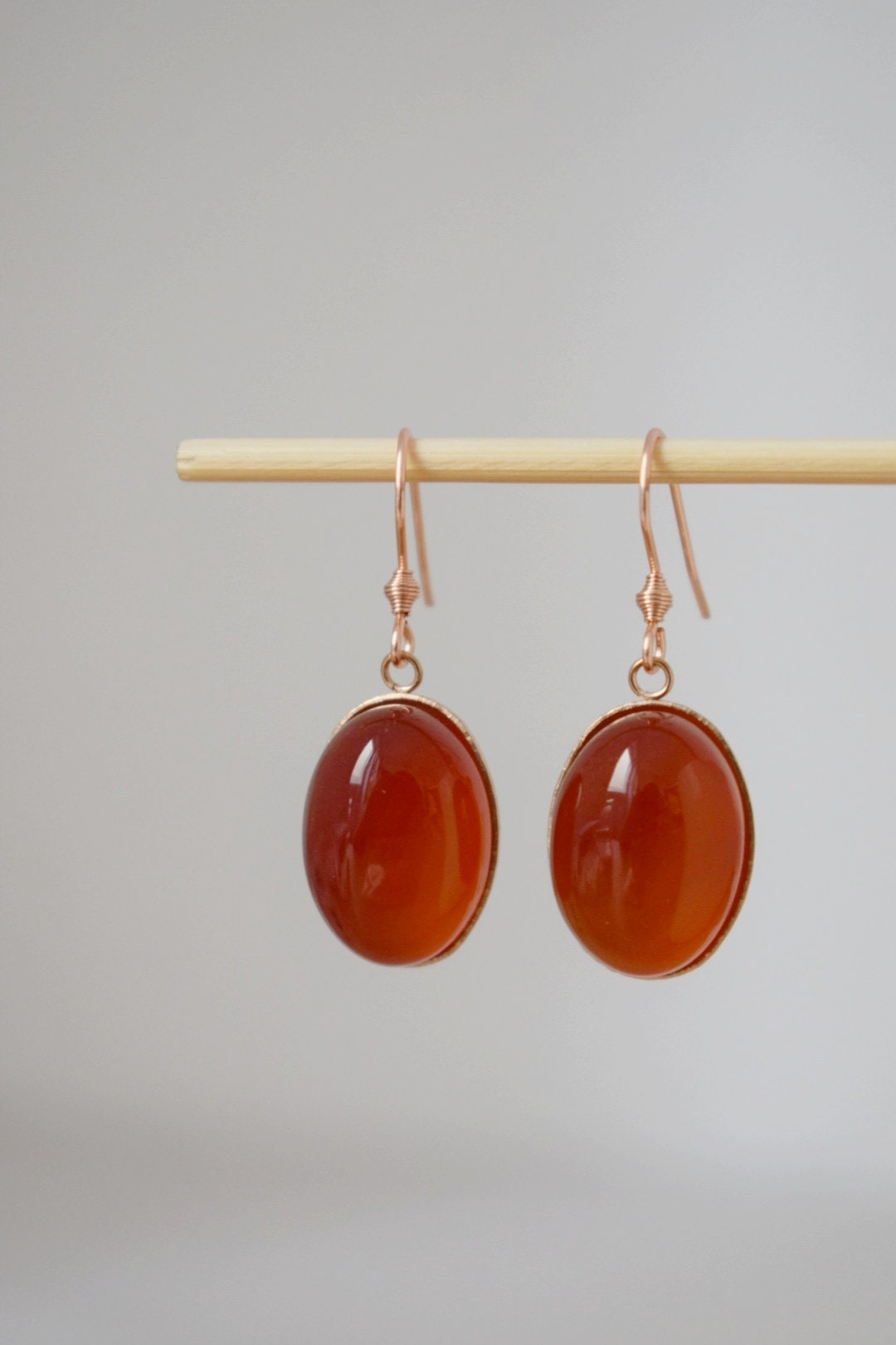 Rote Achat Ohrringe, Ovaler Edelstein Anhänger, Baumelnde Ohrringe, Edelstahl, Geburtsstein, Rosévergoldeter Schmuck, Geschenk für Sie