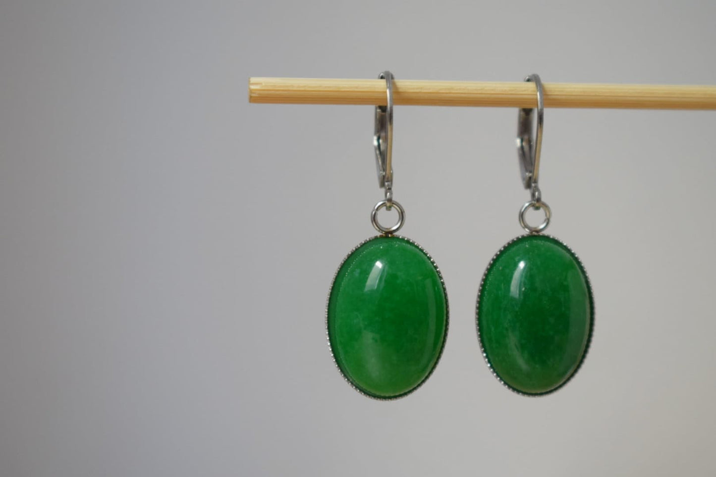 Grüne Jade-Ohrringe, Ovale Edelstein-Ohrhänger, Chirurgenstahl-Ohrringe, handgefertigter Boho-Schmuck, Geschenke für Frauen