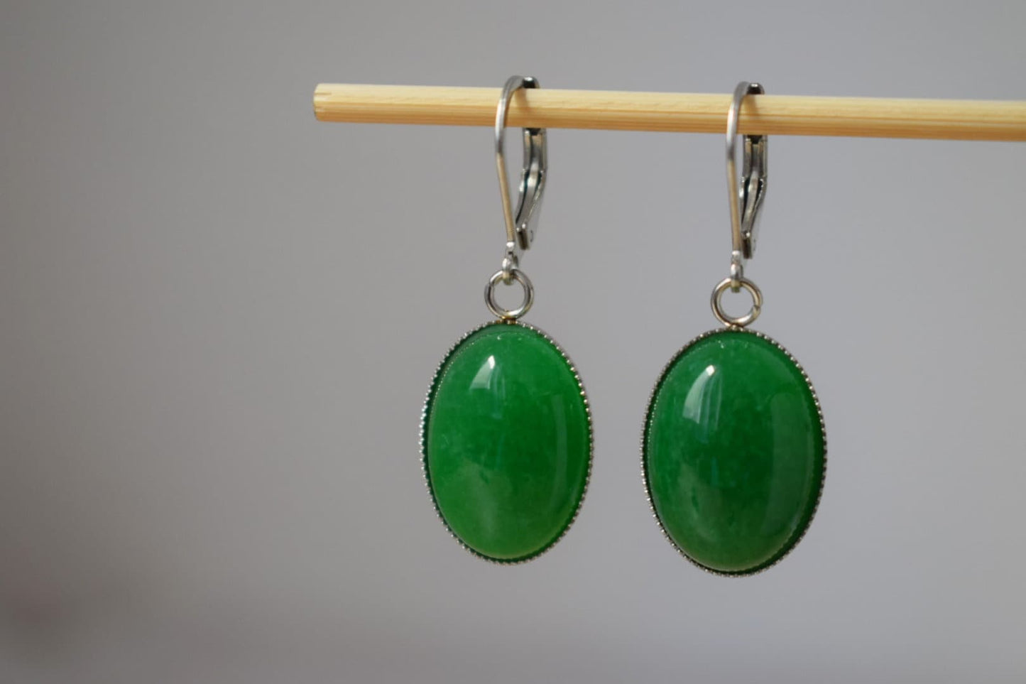 Grüne Jade-Ohrringe, Ovale Edelstein-Ohrhänger, Chirurgenstahl-Ohrringe, handgefertigter Boho-Schmuck, Geschenke für Frauen