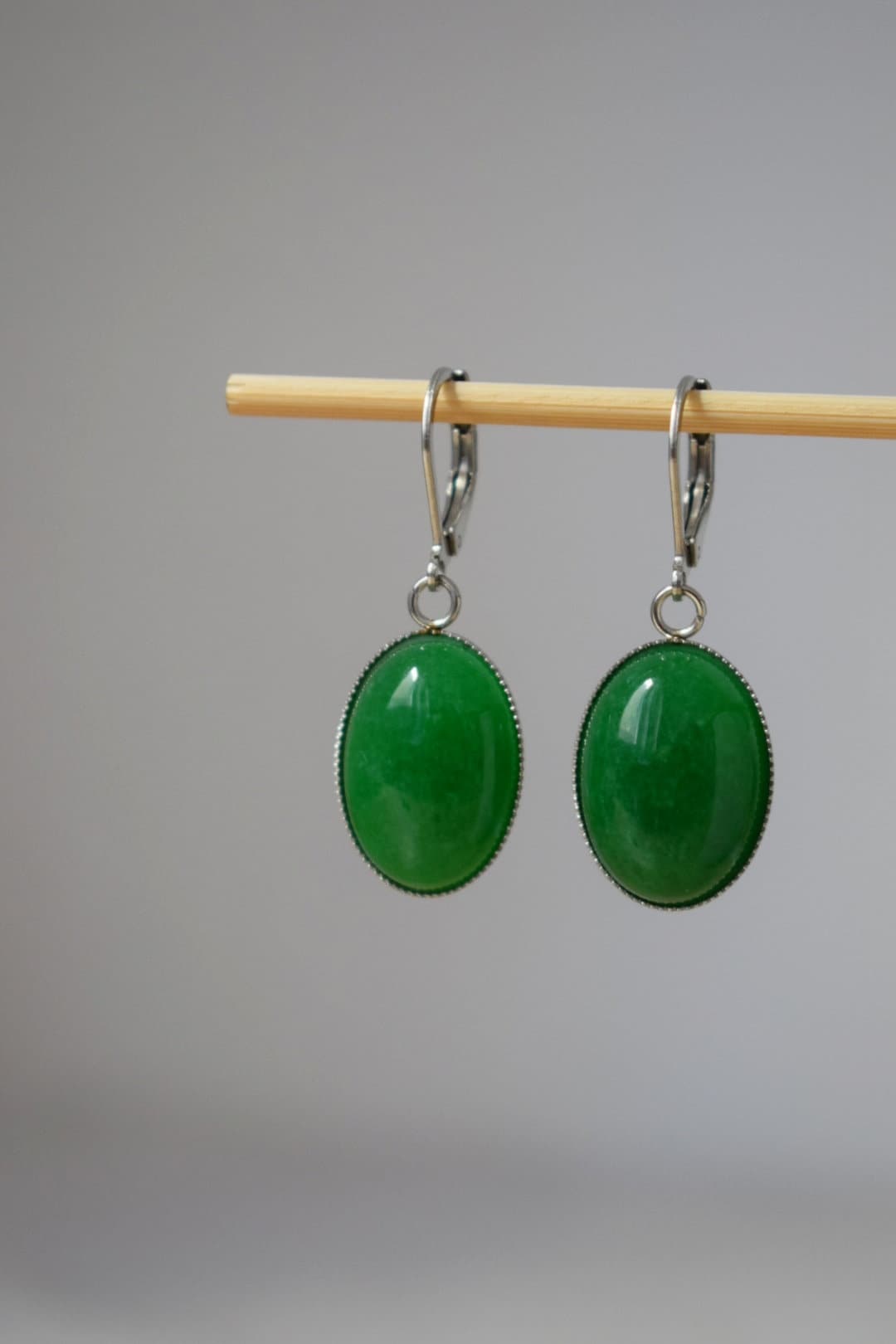 Grüne Jade-Ohrringe, Ovale Edelstein-Ohrhänger, Chirurgenstahl-Ohrringe, handgefertigter Boho-Schmuck, Geschenke für Frauen