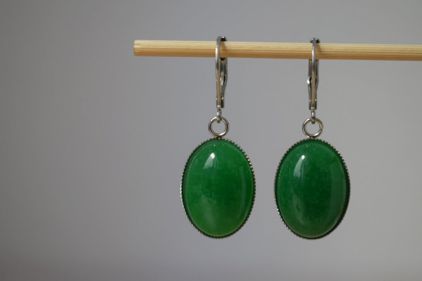 Grüne Jade-Ohrringe, Ovale Edelstein-Ohrhänger, Chirurgenstahl-Ohrringe, handgefertigter Boho-Schmuck, Geschenke für Frauen