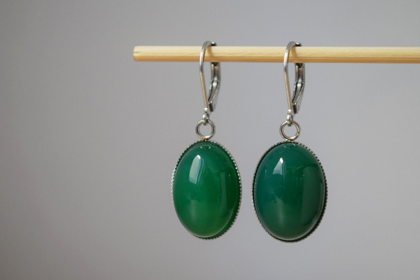 Huggie Creolen mit Edelstein grünem Achat, Ovale Steinohrringe, Edelstahl, Achatschmuck, Weihnachtsgeschenk für Frauen