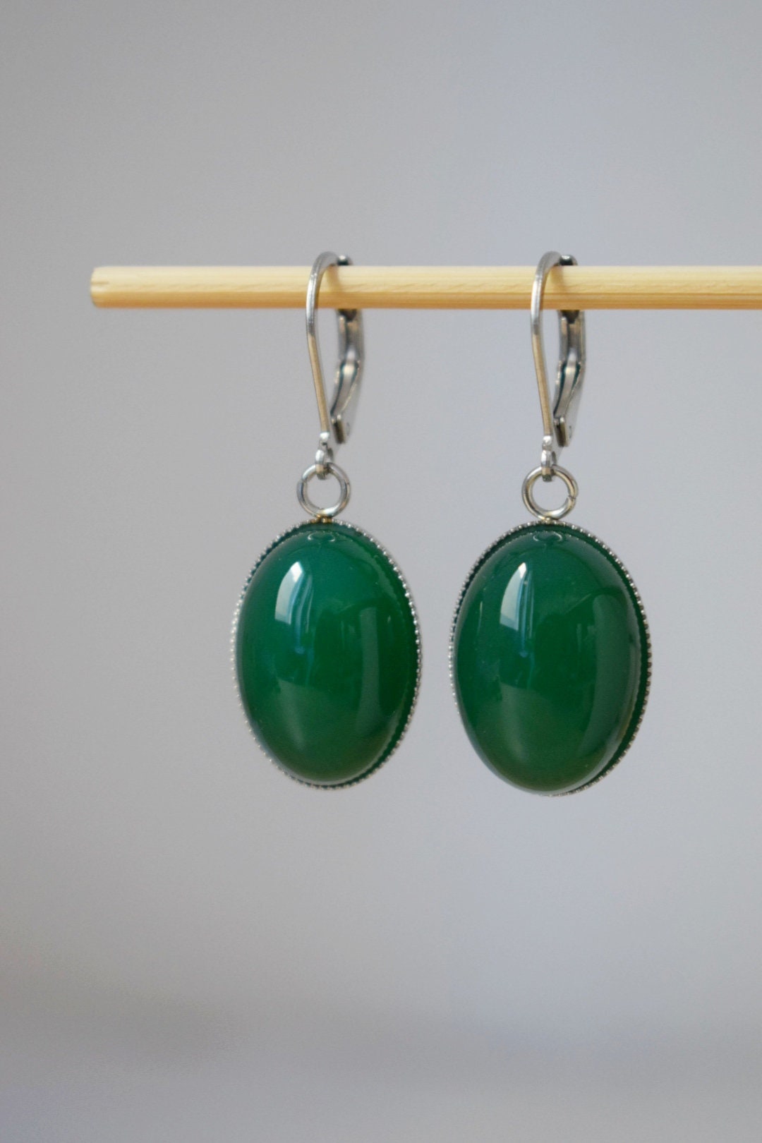 Huggie Creolen mit Edelstein grünem Achat, Ovale Steinohrringe, Edelstahl, Achatschmuck, Weihnachtsgeschenk für Frauen