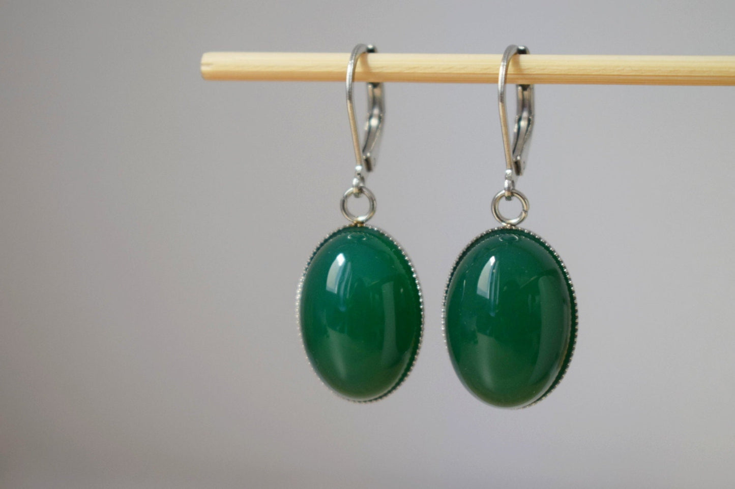 Huggie Creolen mit Edelstein grünem Achat, Ovale Steinohrringe, Edelstahl, Achatschmuck, Weihnachtsgeschenk für Frauen