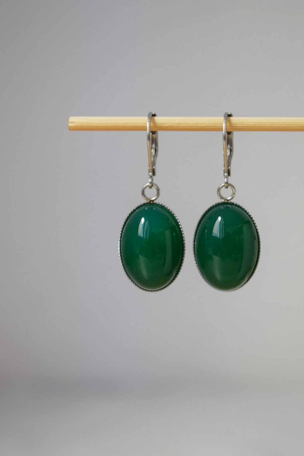 Huggie Creolen mit Edelstein grünem Achat, Ovale Steinohrringe, Edelstahl, Achatschmuck, Weihnachtsgeschenk für Frauen