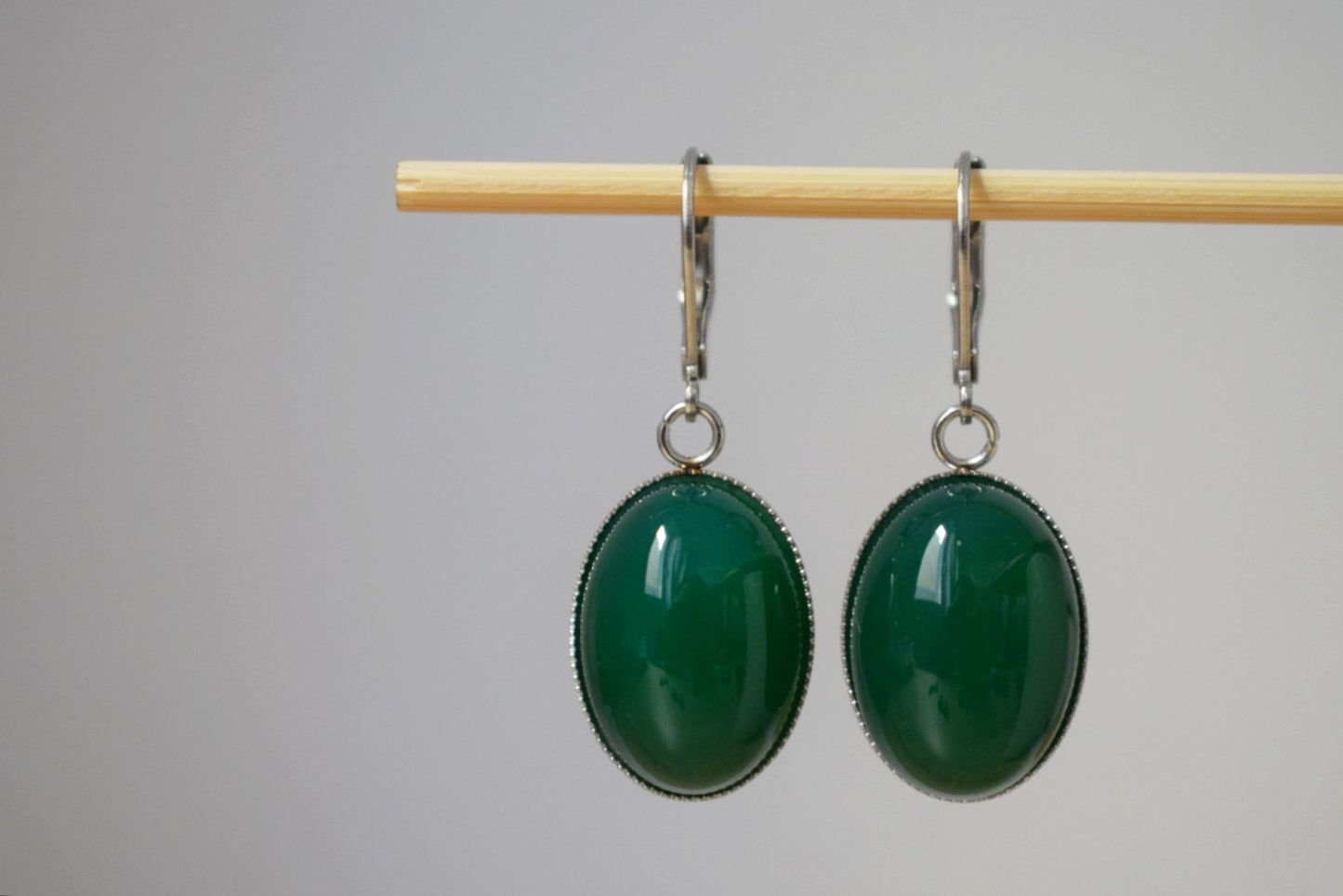 Huggie Creolen mit Edelstein grünem Achat, Ovale Steinohrringe, Edelstahl, Achatschmuck, Weihnachtsgeschenk für Frauen