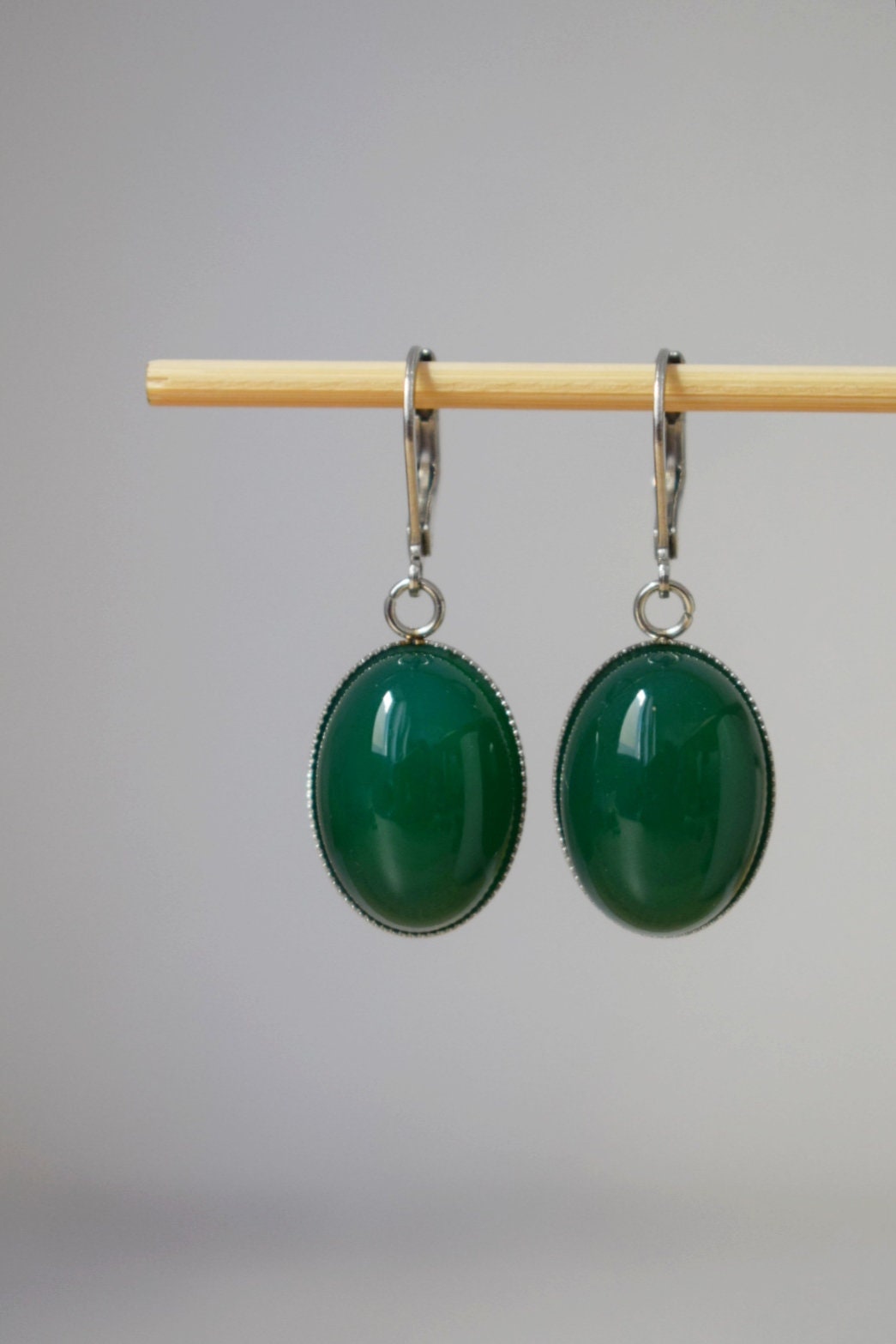 Huggie Creolen mit Edelstein grünem Achat, Ovale Steinohrringe, Edelstahl, Achatschmuck, Weihnachtsgeschenk für Frauen