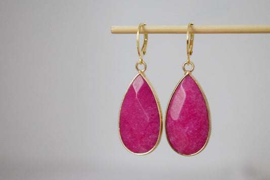 Tropfenförmige rosa Jade-Ohrringe, Lange vergoldete Edelstein-Ohrringe, Facettierte magentafarbene Anhänger-Ohrringe, Edelstahl, Jade-Schmuck