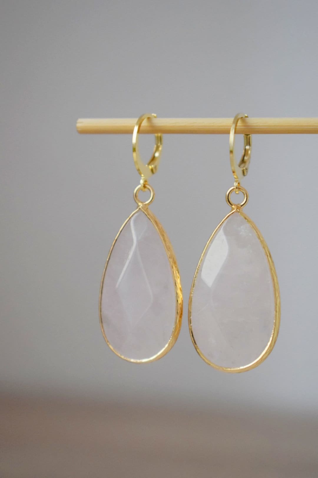 Tropfenförmige Rosenquarz-Ohrringe, Lange vergoldete Edelstein-Ohrringe, Facettierter rosa Anhänger, Edelstahl, Rosenquarz-Schmuck, Geschenk