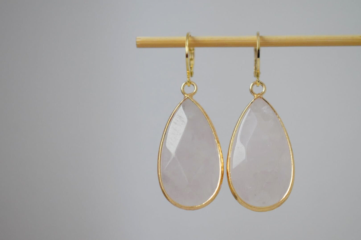 Tropfenförmige Rosenquarz-Ohrringe, Lange vergoldete Edelstein-Ohrringe, Facettierter rosa Anhänger, Edelstahl, Rosenquarz-Schmuck, Geschenk