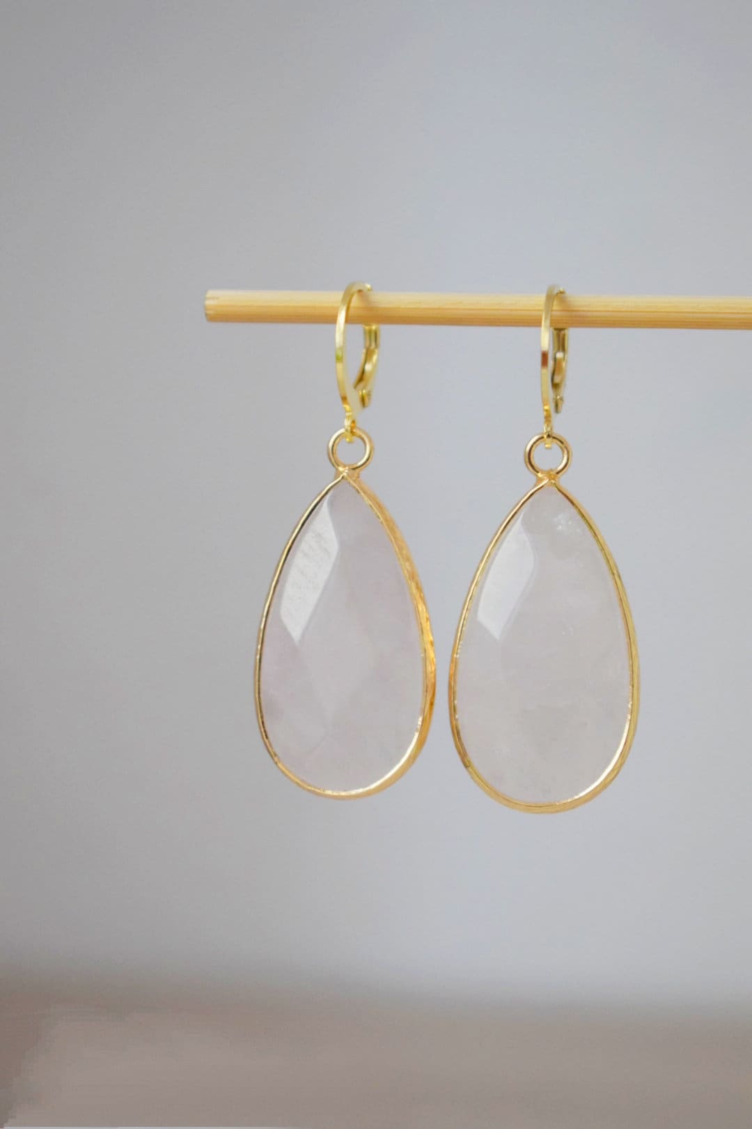 Tropfenförmige Rosenquarz-Ohrringe, Lange vergoldete Edelstein-Ohrringe, Facettierter rosa Anhänger, Edelstahl, Rosenquarz-Schmuck, Geschenk