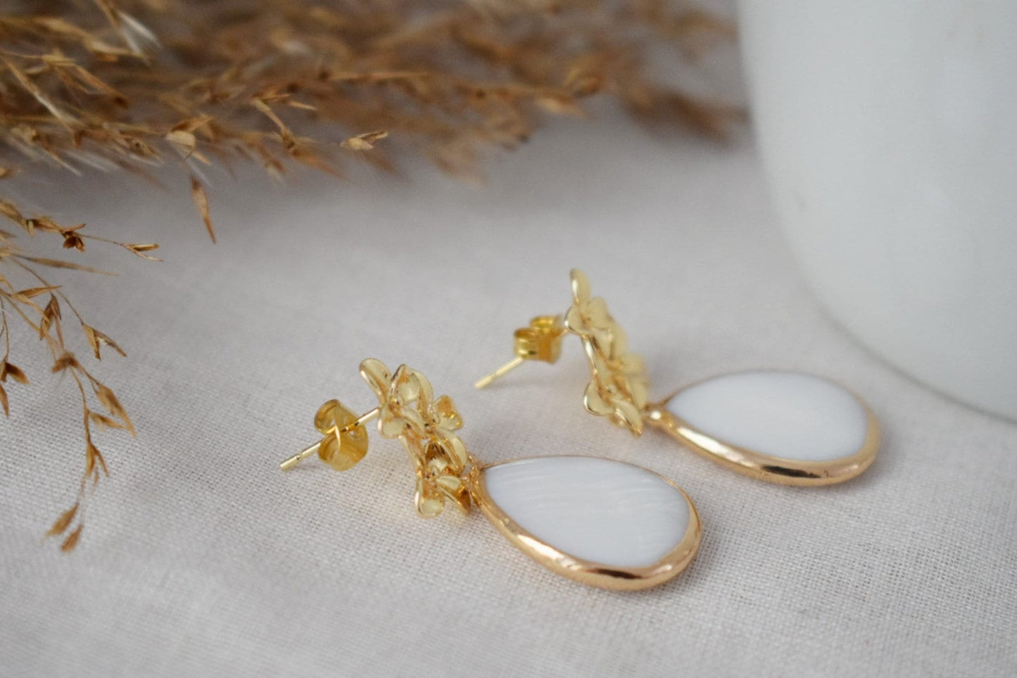 Tropfenförmige Süßwasserperle mit 18 Karat vergoldeten Blumenohrsteckern, baumelnde Muschelohrringe, Brautjungfern, Hochzeitsperlenschmuck