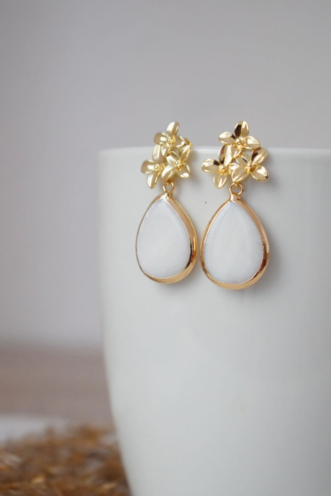 Tropfenförmige Süßwasserperle mit 18 Karat vergoldeten Blumenohrsteckern, baumelnde Muschelohrringe, Brautjungfern, Hochzeitsperlenschmuck