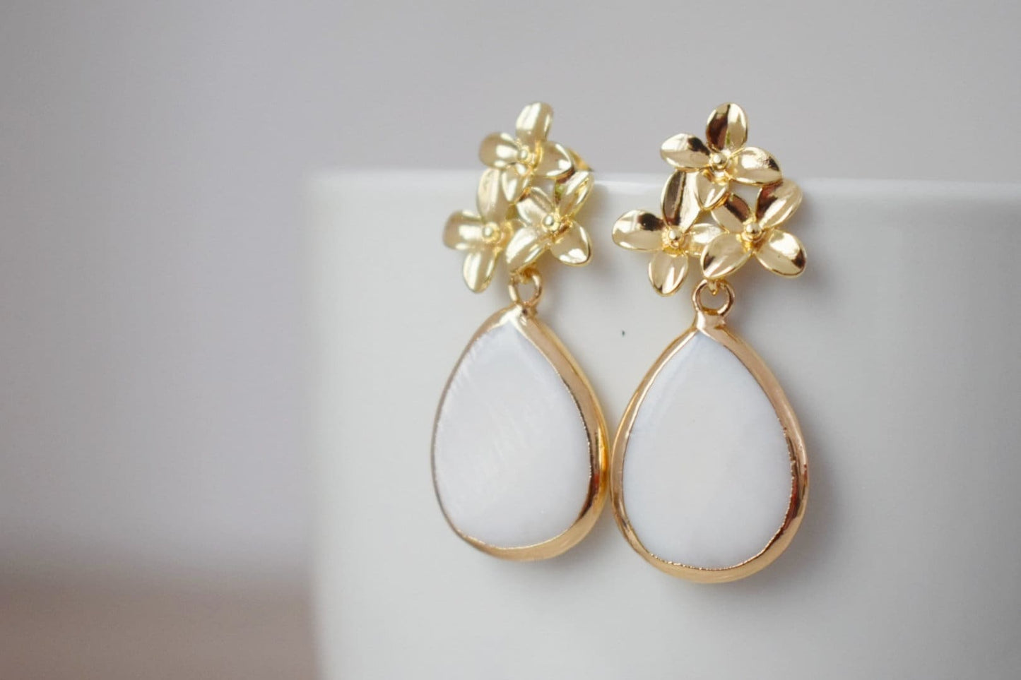 Tropfenförmige Süßwasserperle mit 18 Karat vergoldeten Blumenohrsteckern, baumelnde Muschelohrringe, Brautjungfern, Hochzeitsperlenschmuck