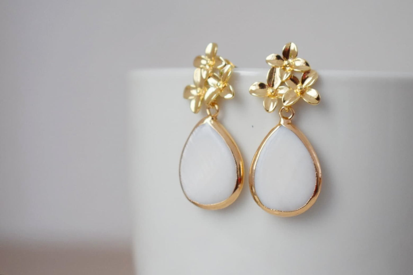 Tropfenförmige Süßwasserperle mit 18 Karat vergoldeten Blumenohrsteckern, baumelnde Muschelohrringe, Brautjungfern, Hochzeitsperlenschmuck