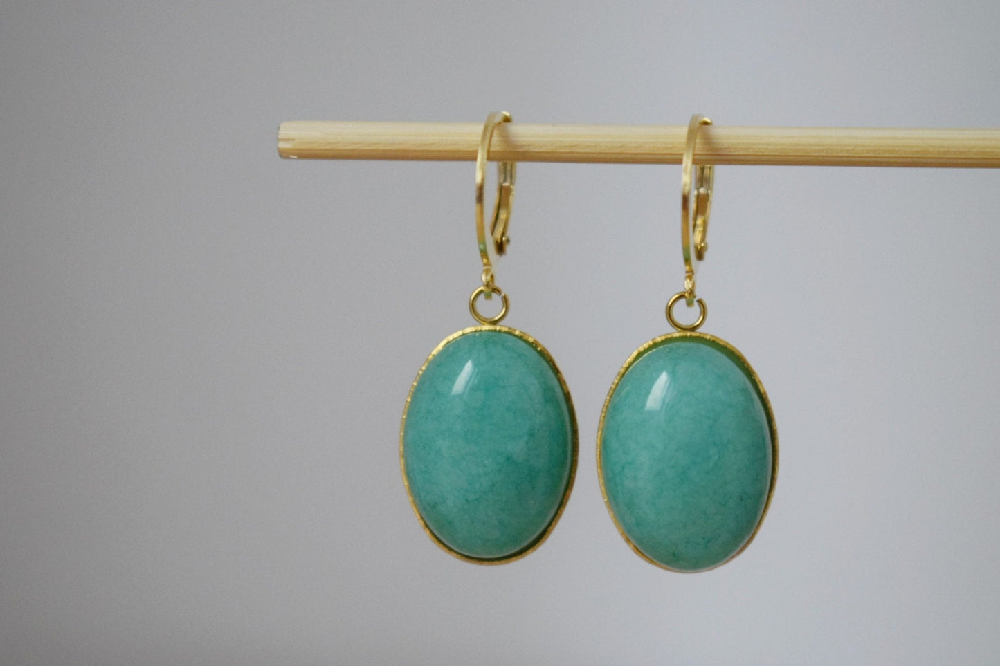 Huggie Creolen mit türkiser Jade, ovaler Steinanhänger, baumelnde Tropfen-Ohrringe mit Hebelverschluss, Edelstahl, kleines Schmuckgeschenk für Sie