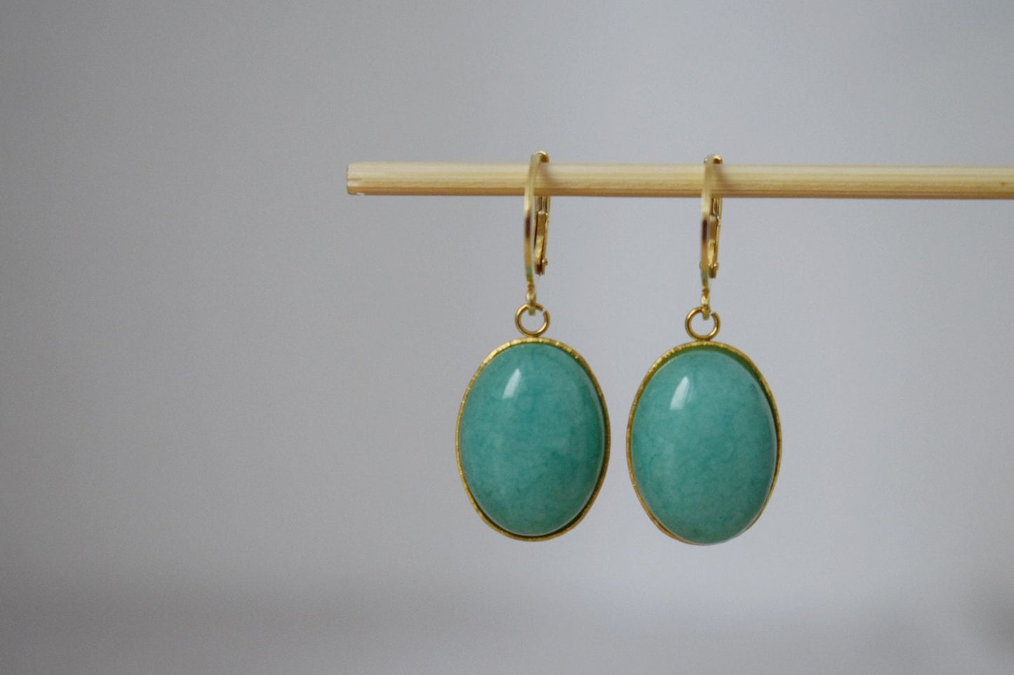 Huggie Creolen mit türkiser Jade, ovaler Steinanhänger, baumelnde Tropfen-Ohrringe mit Hebelverschluss, Edelstahl, kleines Schmuckgeschenk für Sie