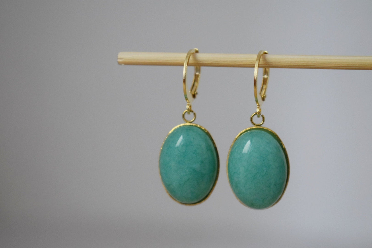 Huggie Creolen mit türkiser Jade, ovaler Steinanhänger, baumelnde Tropfen-Ohrringe mit Hebelverschluss, Edelstahl, kleines Schmuckgeschenk für Sie