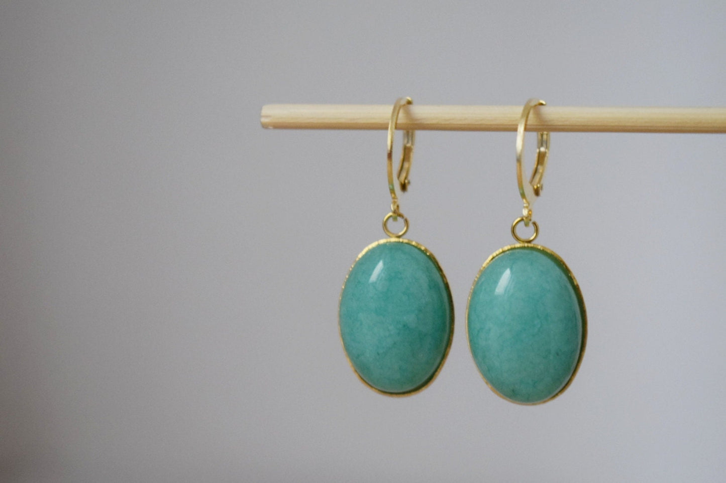 Huggie Creolen mit türkiser Jade, ovaler Steinanhänger, baumelnde Tropfen-Ohrringe mit Hebelverschluss, Edelstahl, kleines Schmuckgeschenk für Sie