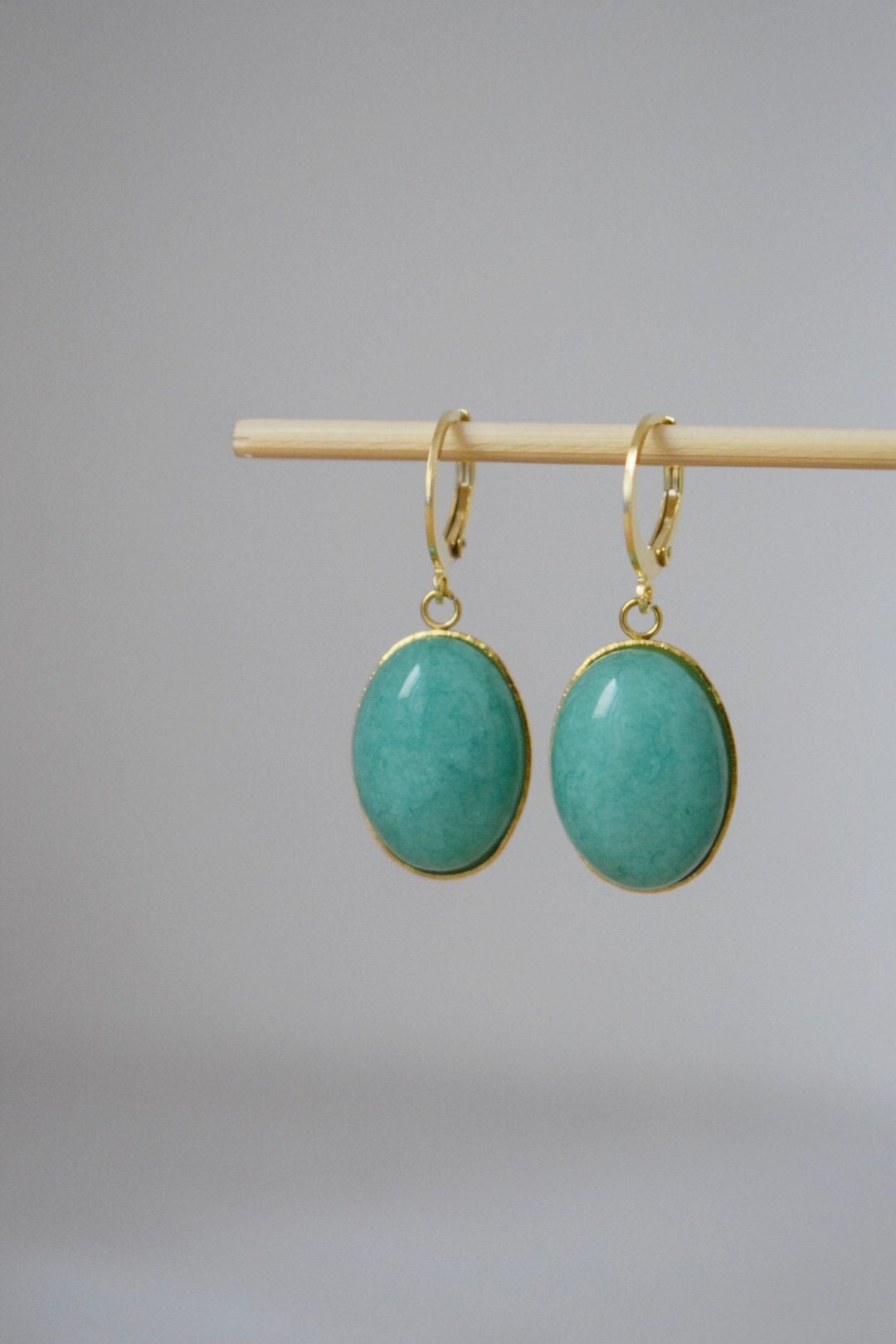 Huggie Creolen mit türkiser Jade, ovaler Steinanhänger, baumelnde Tropfen-Ohrringe mit Hebelverschluss, Edelstahl, kleines Schmuckgeschenk für Sie