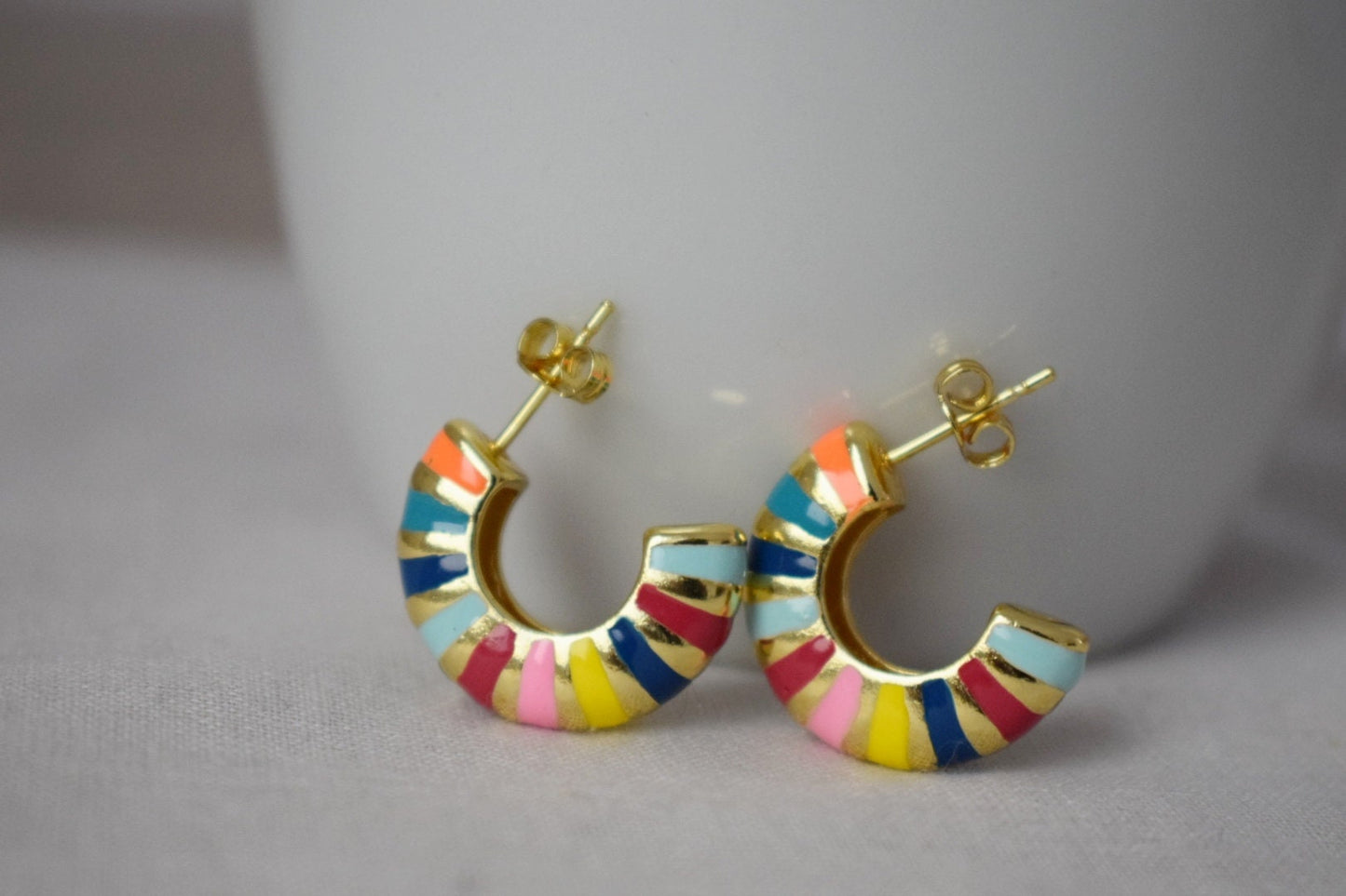 Halbkreis-Ohrstecker aus buntem Emaille, Halbkreis-Ohrringe, 18 Karat vergoldete C-förmige Ohrringe, Statement-Ohrringe, Modern, Geschenk für Frauen