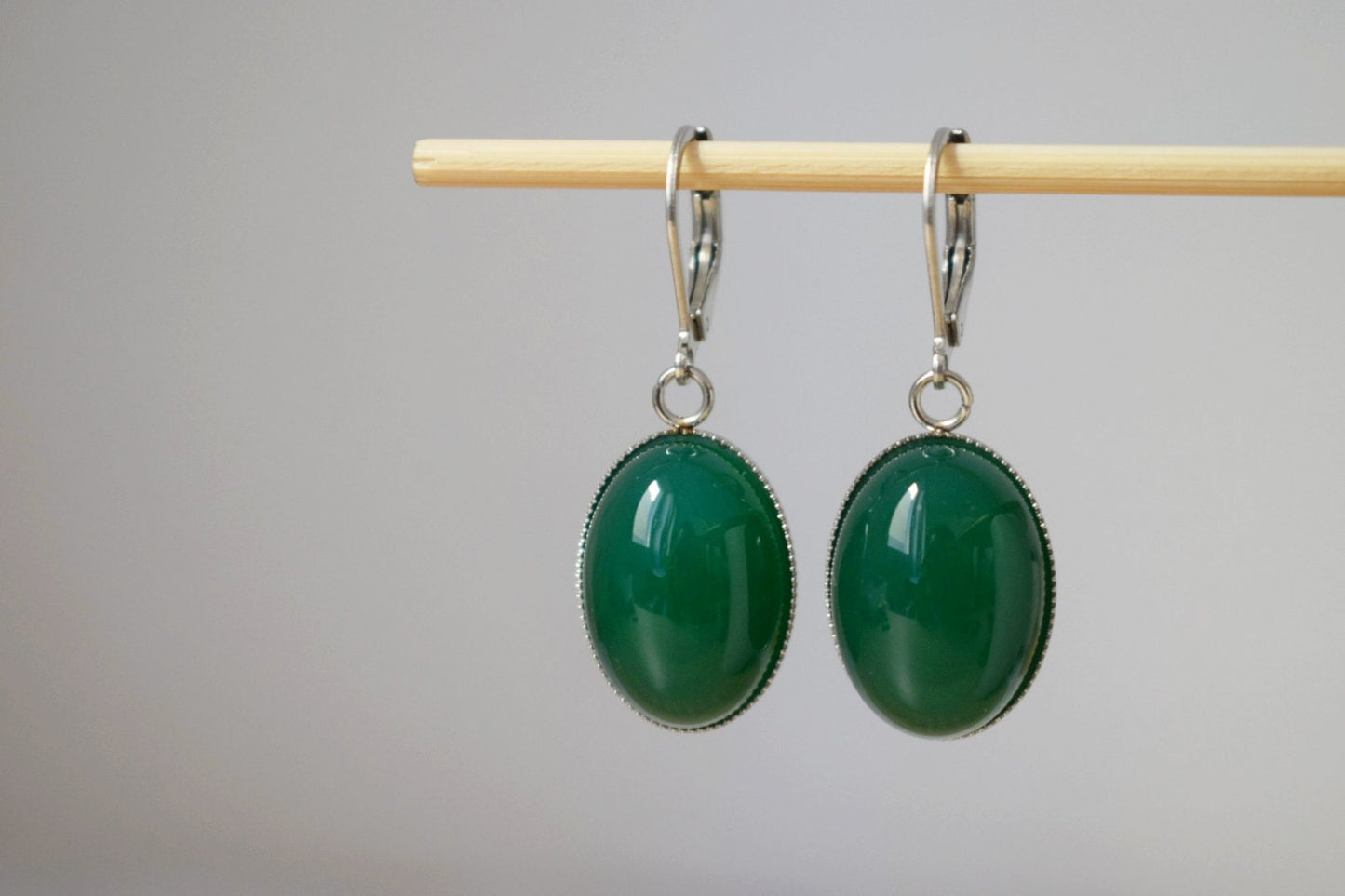 Huggie Creolen mit Edelstein grünem Achat, Ovale Steinohrringe, Edelstahl, Achatschmuck, Weihnachtsgeschenk für Frauen