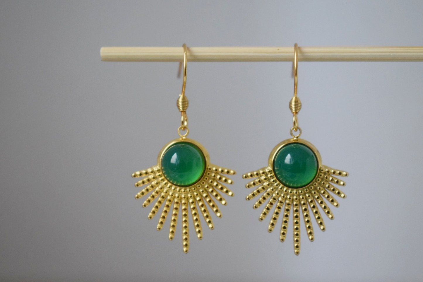 Rote Achatohrringe mit 18 Karat vergoldetem Sonnenstrahlenanhänger aus Edelstahl und Ohrhaken aus Edelstahl, Sunburst, Himmlischer Schmuck