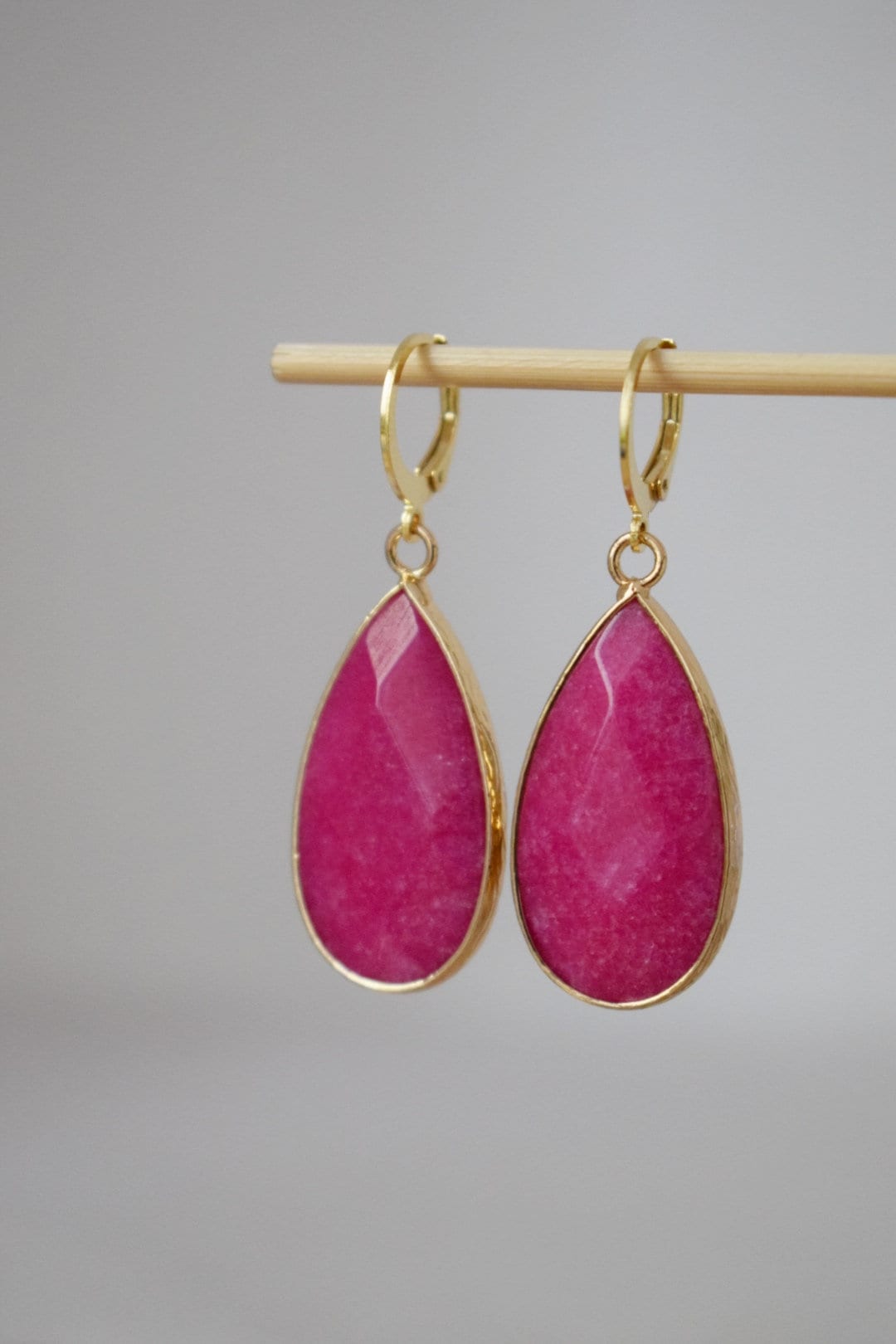 Tropfenförmige rosa Jade-Ohrringe, Lange vergoldete Edelstein-Ohrringe, Facettierte magentafarbene Anhänger-Ohrringe, Edelstahl, Jade-Schmuck