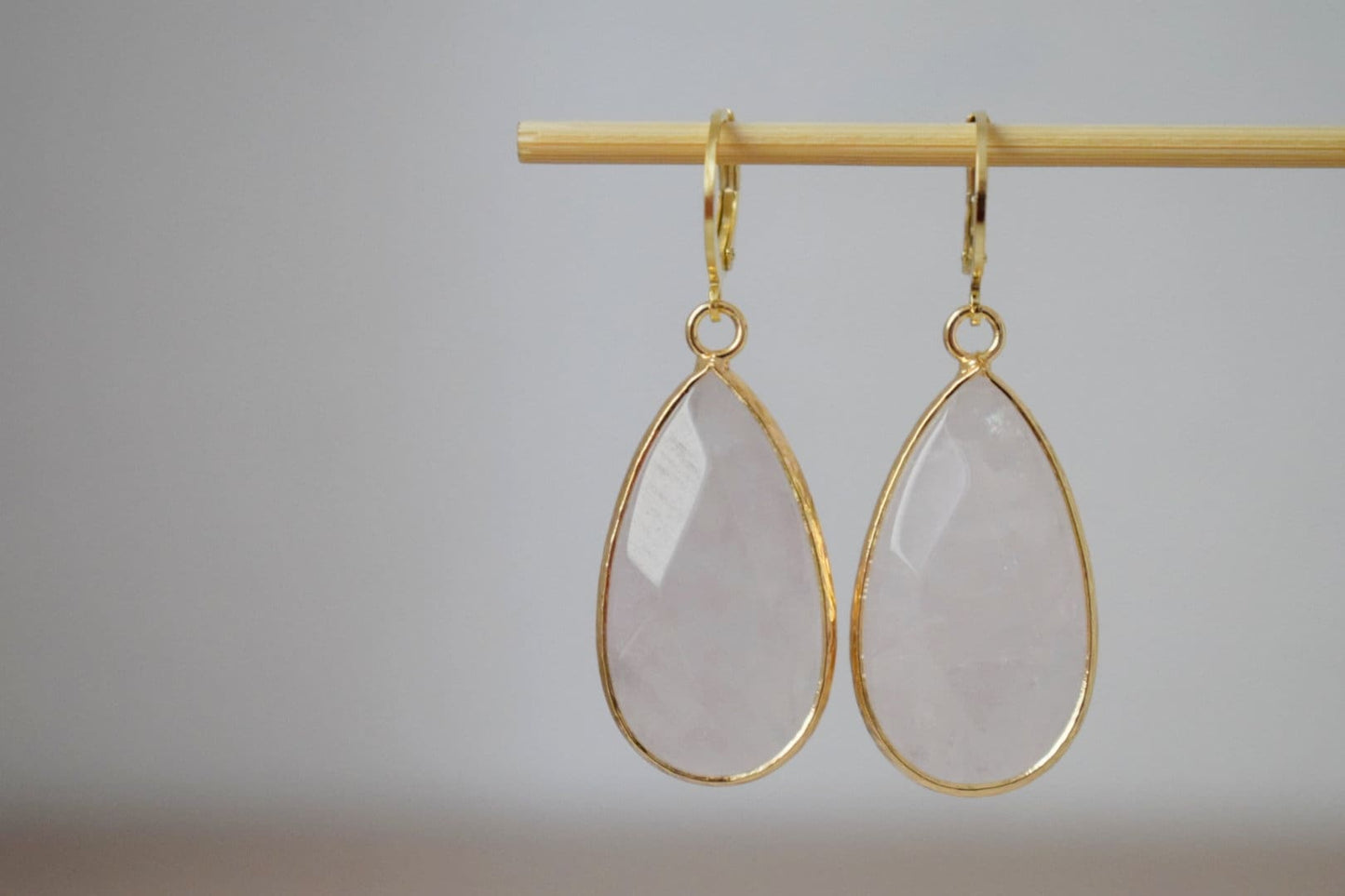 Tropfenförmige Rosenquarz-Ohrringe, Lange vergoldete Edelstein-Ohrringe, Facettierter rosa Anhänger, Edelstahl, Rosenquarz-Schmuck, Geschenk