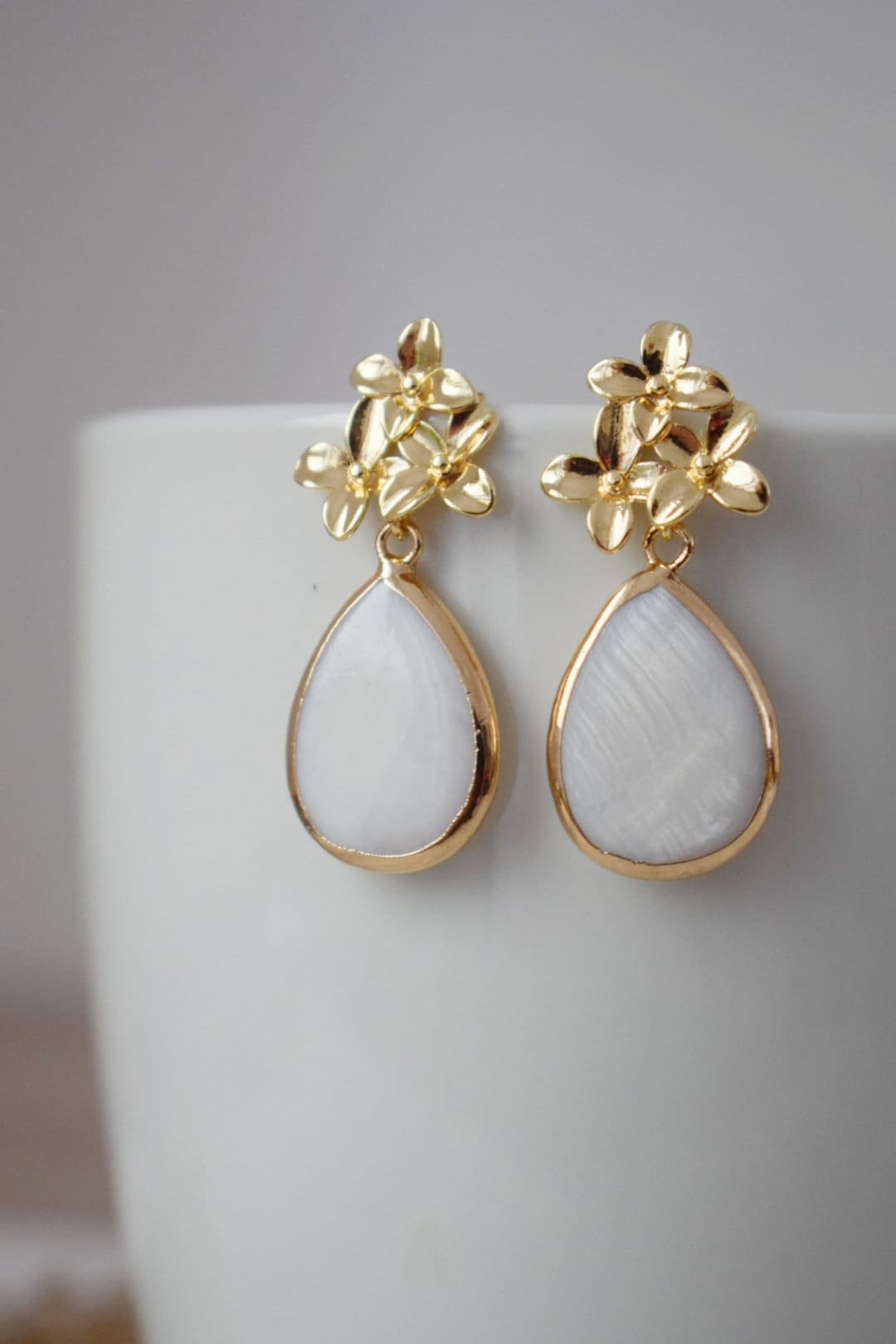 Tropfenförmige Süßwasserperle mit 18 Karat vergoldeten Blumenohrsteckern, baumelnde Muschelohrringe, Brautjungfern, Hochzeitsperlenschmuck