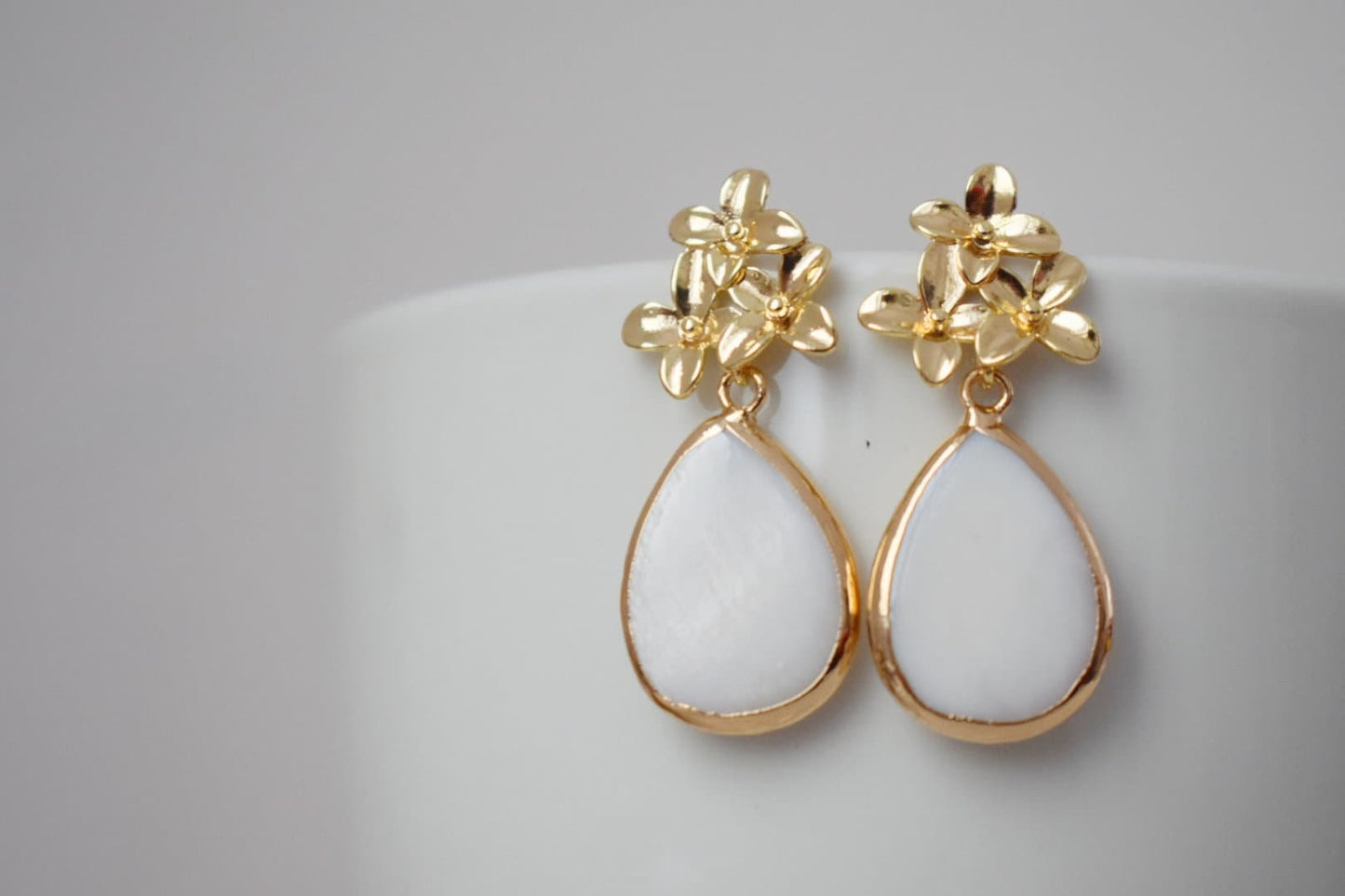 Tropfenförmige Süßwasserperle mit 18 Karat vergoldeten Blumenohrsteckern, baumelnde Muschelohrringe, Brautjungfern, Hochzeitsperlenschmuck
