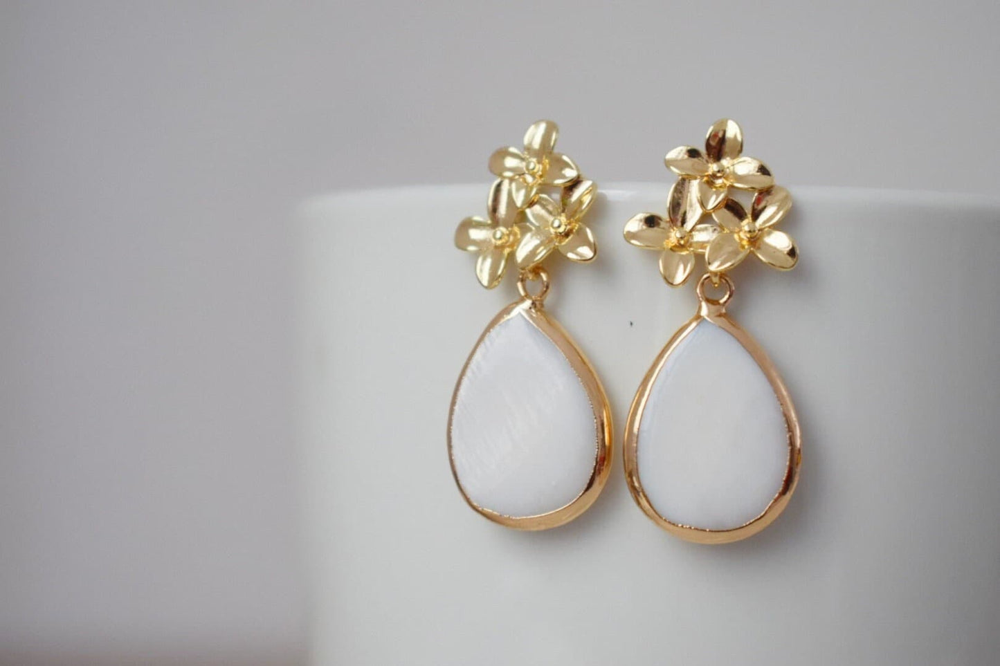 Tropfenförmige Süßwasserperle mit 18 Karat vergoldeten Blumenohrsteckern, baumelnde Muschelohrringe, Brautjungfern, Hochzeitsperlenschmuck