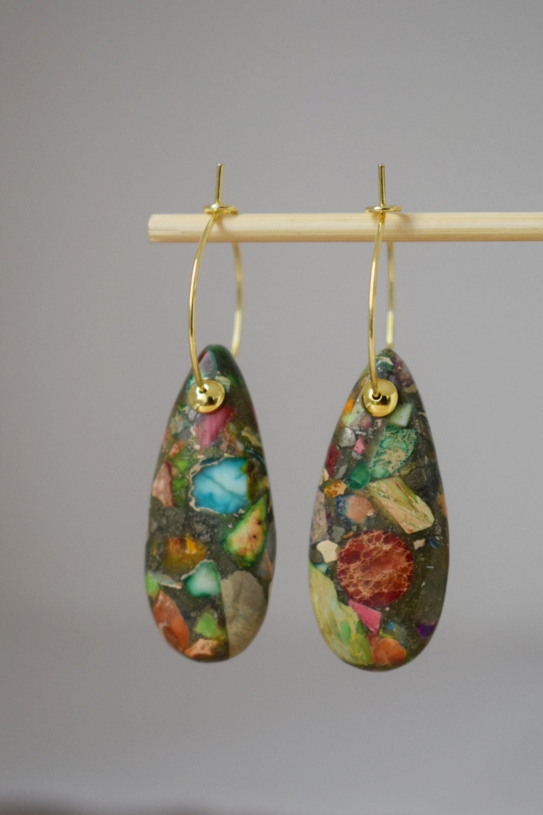 Imperial Jaspis Creolen, 18 Karat vergoldet, Teardrop Sea Sediment Jaspis, Edelstahl, Edelstein Tropfen bunte Ohrhänger, Geschenk