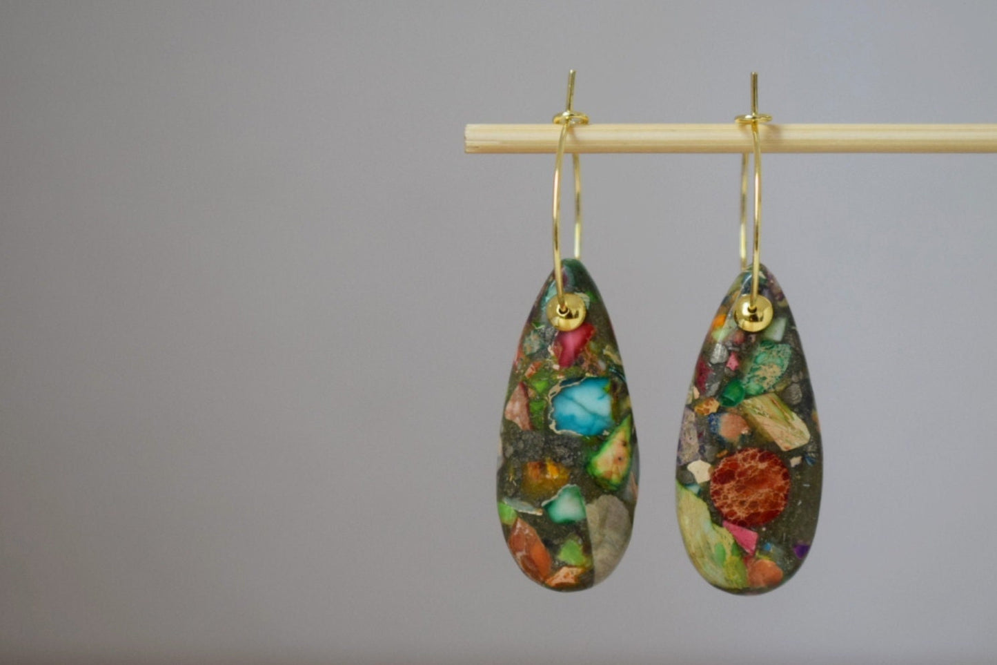 Imperial Jaspis Creolen, 18 Karat vergoldet, Teardrop Sea Sediment Jaspis, Edelstahl, Edelstein Tropfen bunte Ohrhänger, Geschenk
