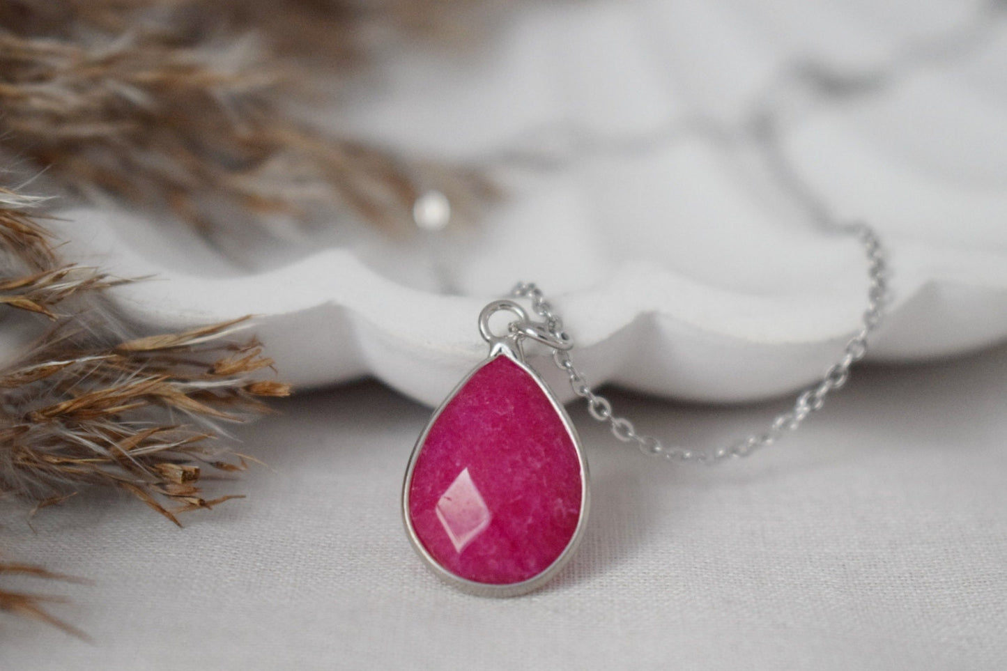 Rosa Jade Tropfen Halskette, Kamelie Farbe, Edelstein Tropfen Anhänger, Facettiert Stein, Statement Schmuck, Edelstahl, handgemachtes Geschenk für sie