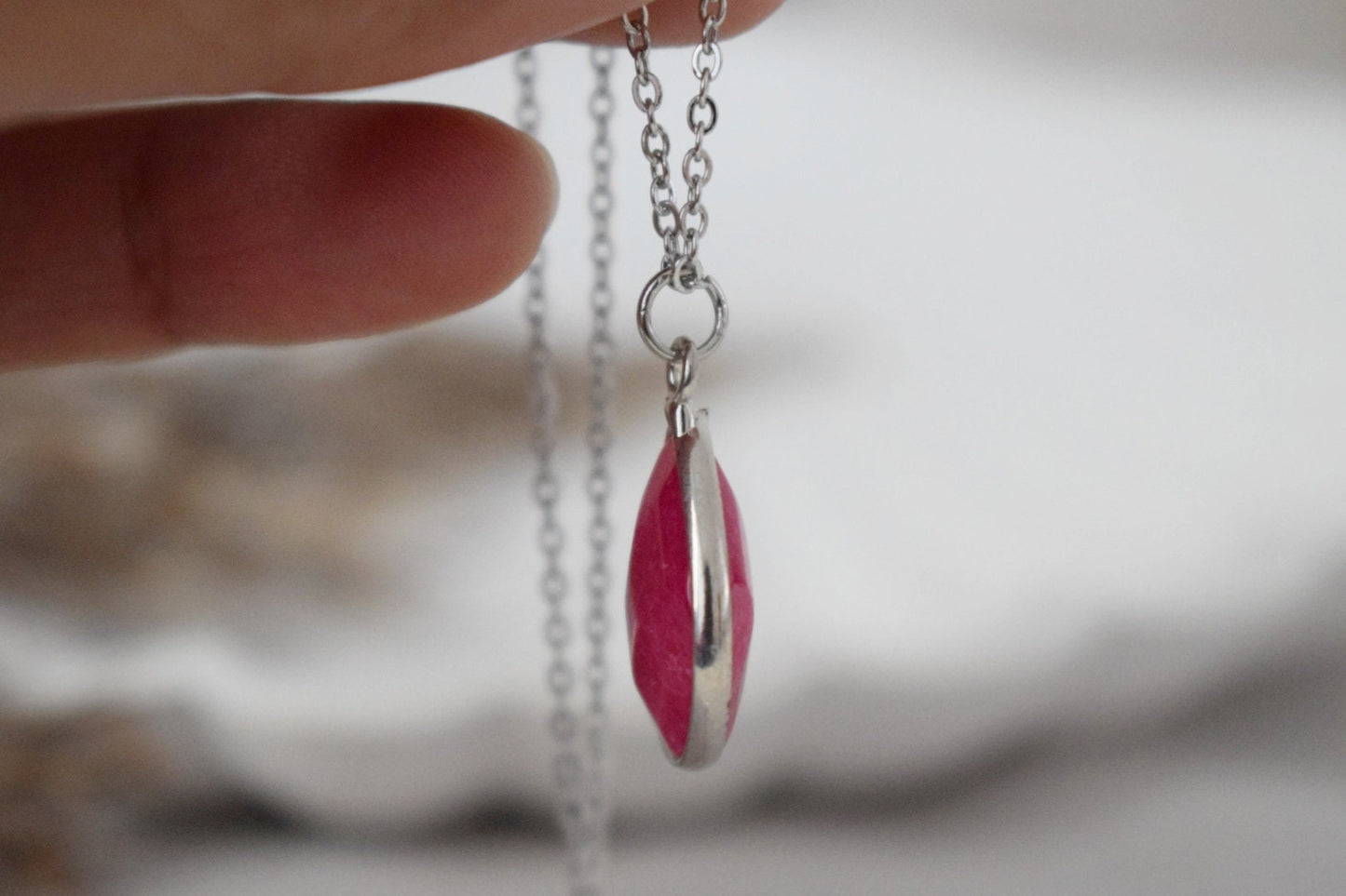 Rosa Jade Tropfen Halskette, Kamelie Farbe, Edelstein Tropfen Anhänger, Facettiert Stein, Statement Schmuck, Edelstahl, handgemachtes Geschenk für sie