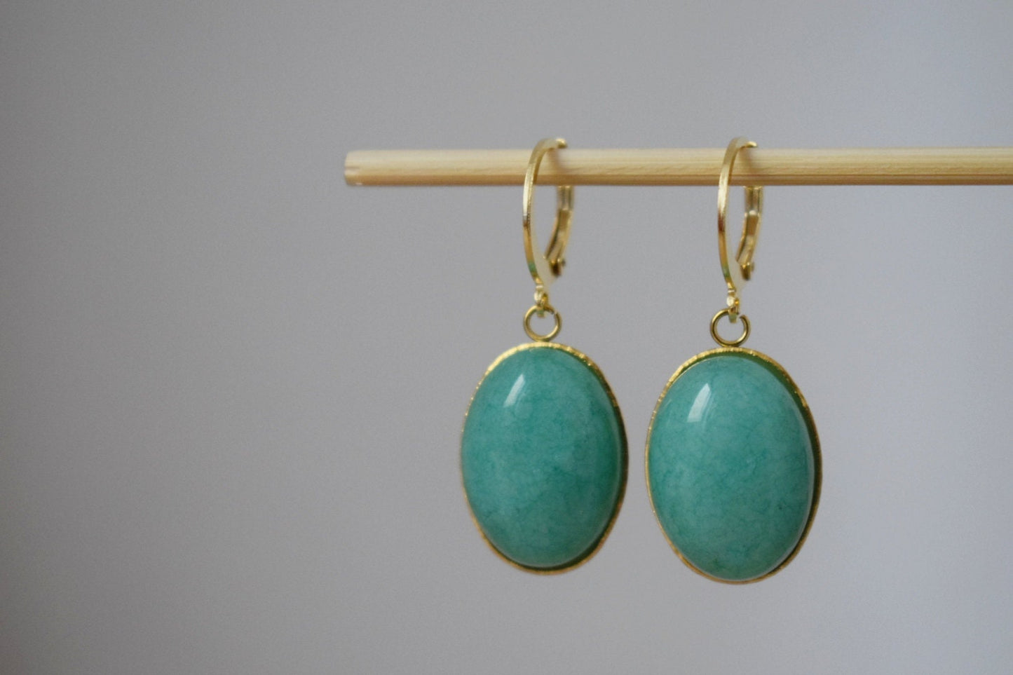 Huggie Creolen mit türkiser Jade, ovaler Steinanhänger, baumelnde Tropfen-Ohrringe mit Hebelverschluss, Edelstahl, kleines Schmuckgeschenk für Sie