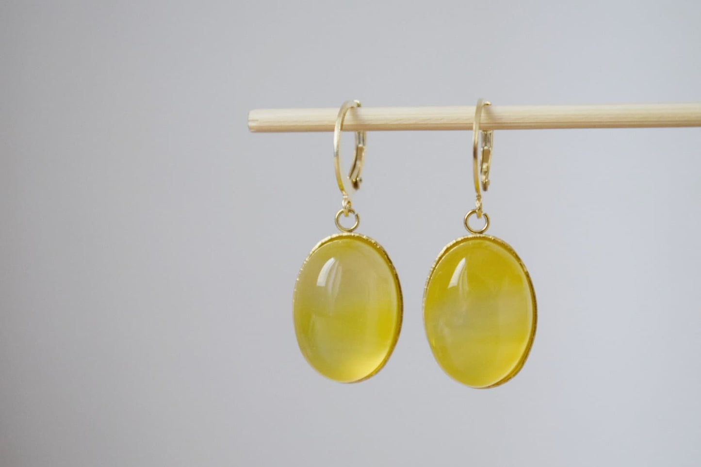 Gelbe Achat Ohrringe, Ovale Edelstein Ohrringe, Hängeohrringe aus Naturstein, Handgefertigter Schmuck, Muttertagsgeschenk für Sie