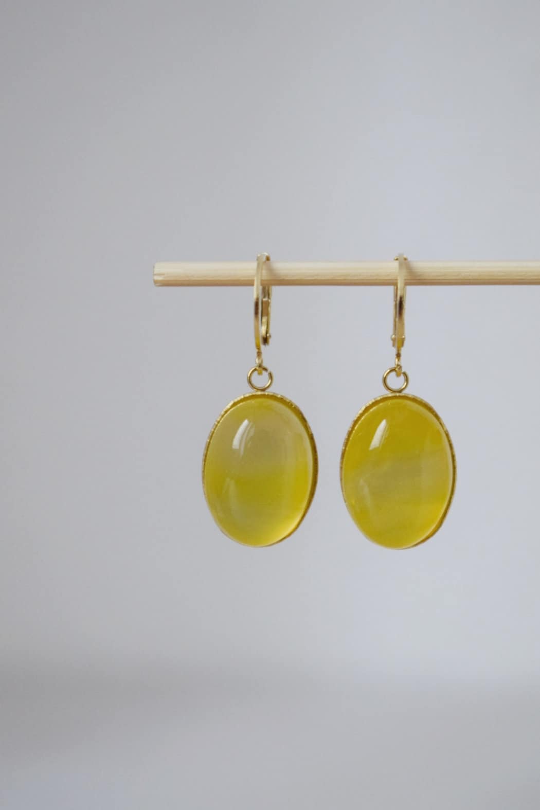 Gelbe Achat Ohrringe, Ovale Edelstein Ohrringe, Hängeohrringe aus Naturstein, Handgefertigter Schmuck, Muttertagsgeschenk für Sie