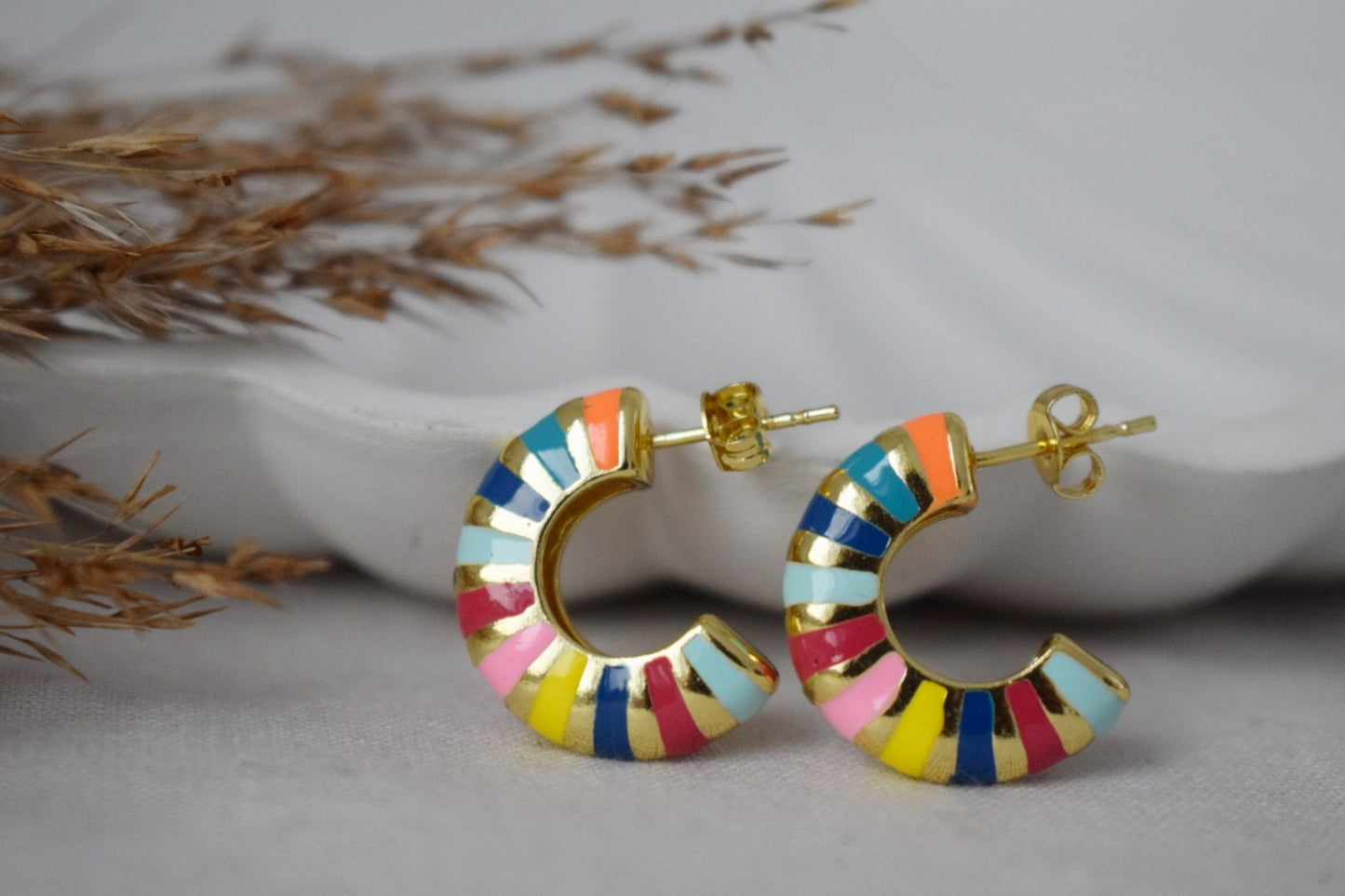 Halbkreis-Ohrstecker aus buntem Emaille, Halbkreis-Ohrringe, 18 Karat vergoldete C-förmige Ohrringe, Statement-Ohrringe, Modern, Geschenk für Frauen