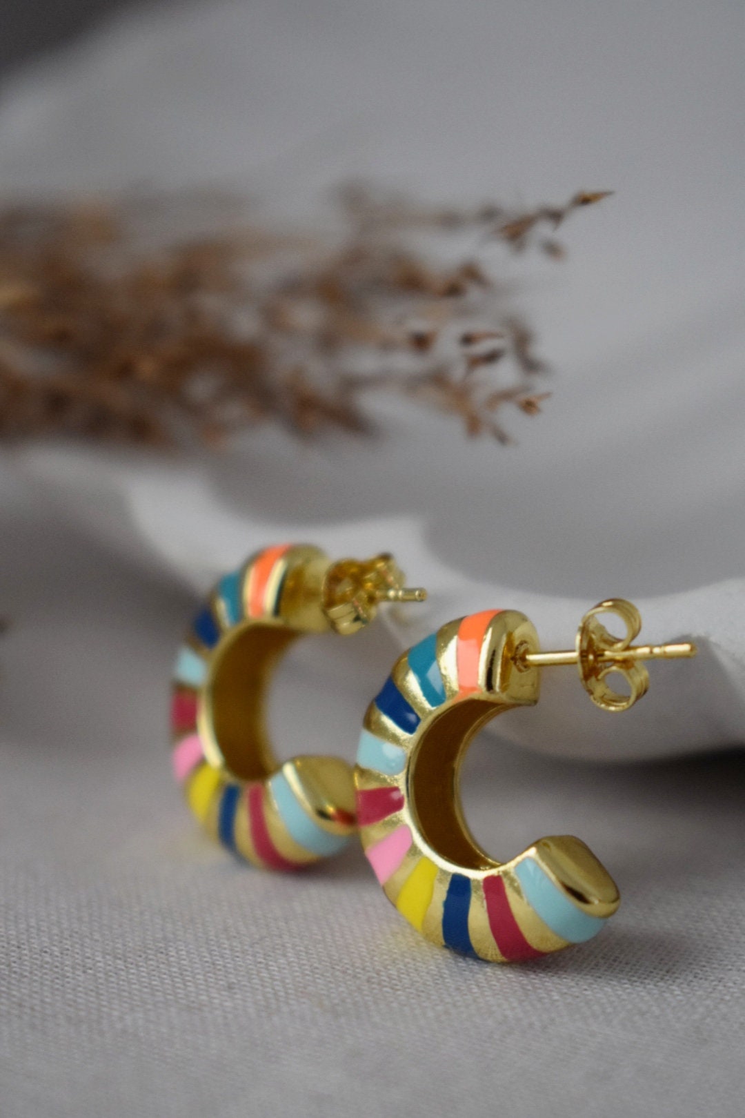 Halbkreis-Ohrstecker aus buntem Emaille, Halbkreis-Ohrringe, 18 Karat vergoldete C-förmige Ohrringe, Statement-Ohrringe, Modern, Geschenk für Frauen
