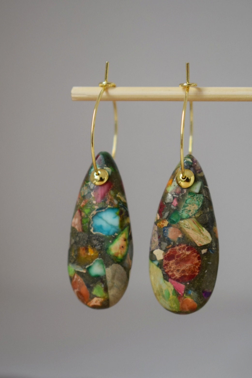 Imperial Jaspis Creolen, 18 Karat vergoldet, Teardrop Sea Sediment Jaspis, Edelstahl, Edelstein Tropfen bunte Ohrhänger, Geschenk
