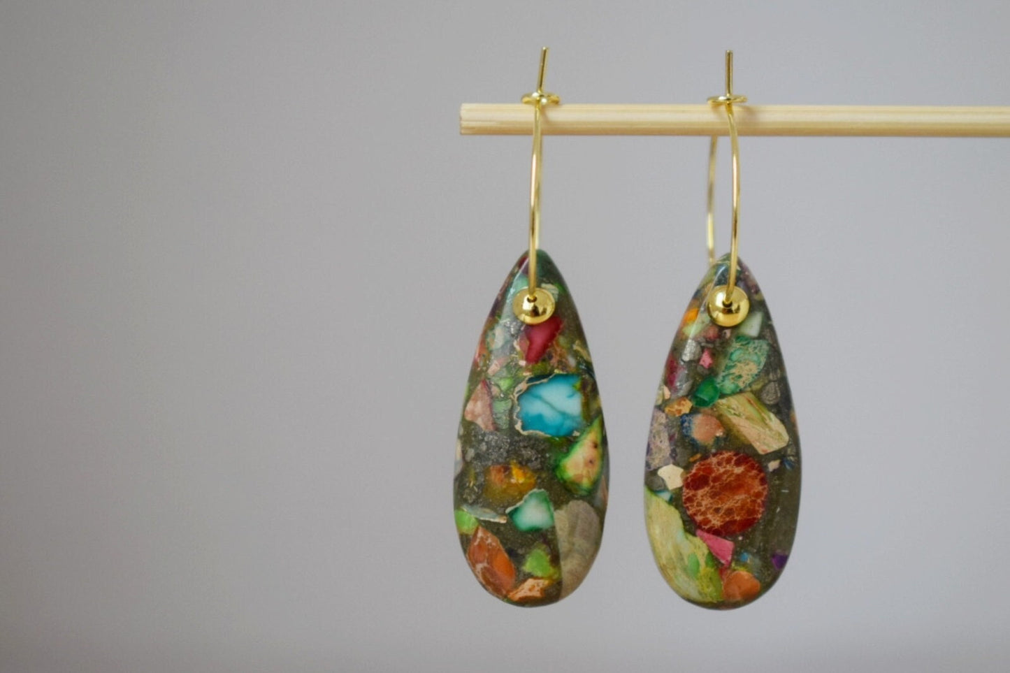 Imperial Jaspis Creolen, 18 Karat vergoldet, Teardrop Sea Sediment Jaspis, Edelstahl, Edelstein Tropfen bunte Ohrhänger, Geschenk