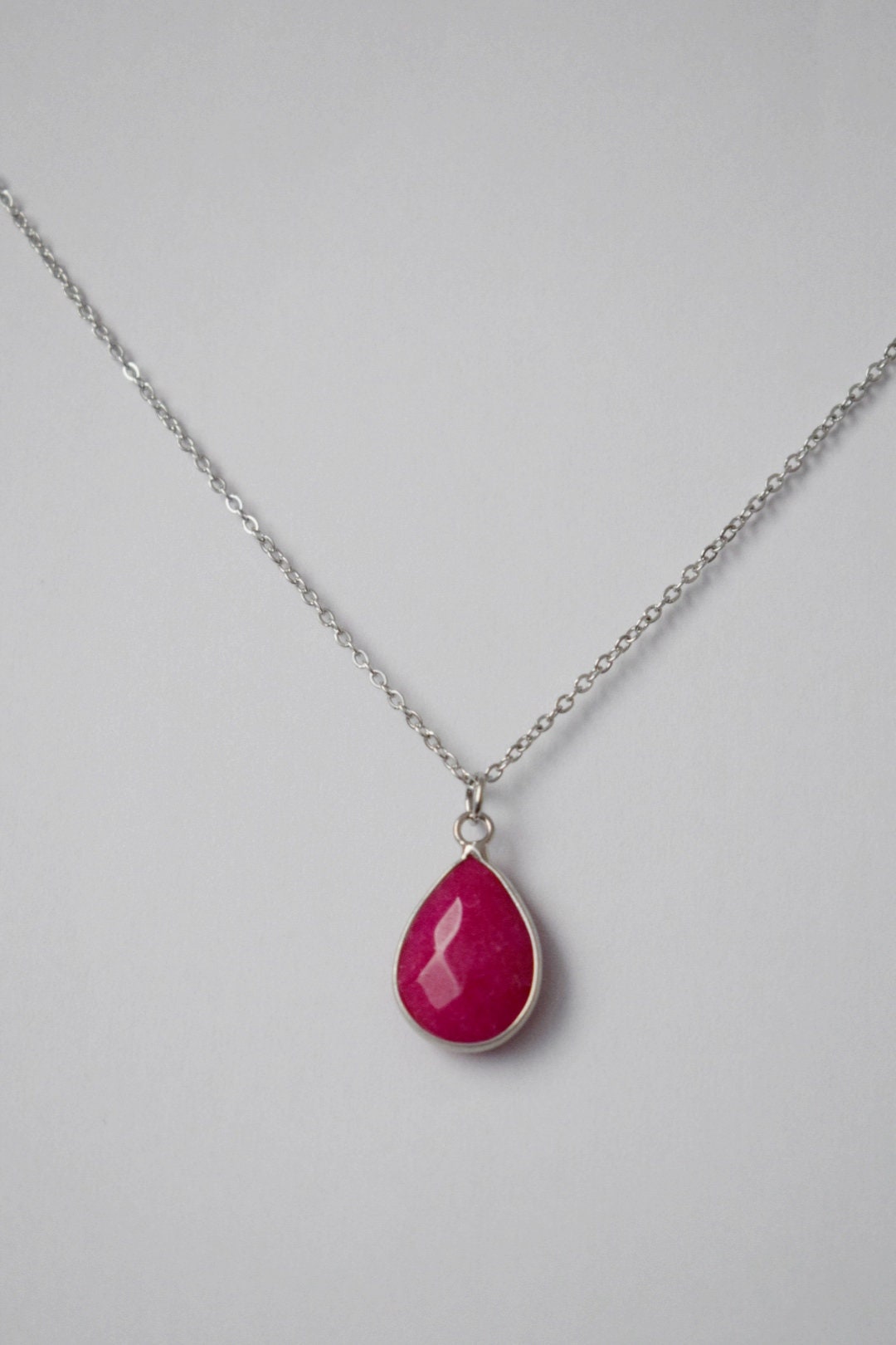 Rosa Jade Tropfen Halskette, Kamelie Farbe, Edelstein Tropfen Anhänger, Facettiert Stein, Statement Schmuck, Edelstahl, handgemachtes Geschenk für sie