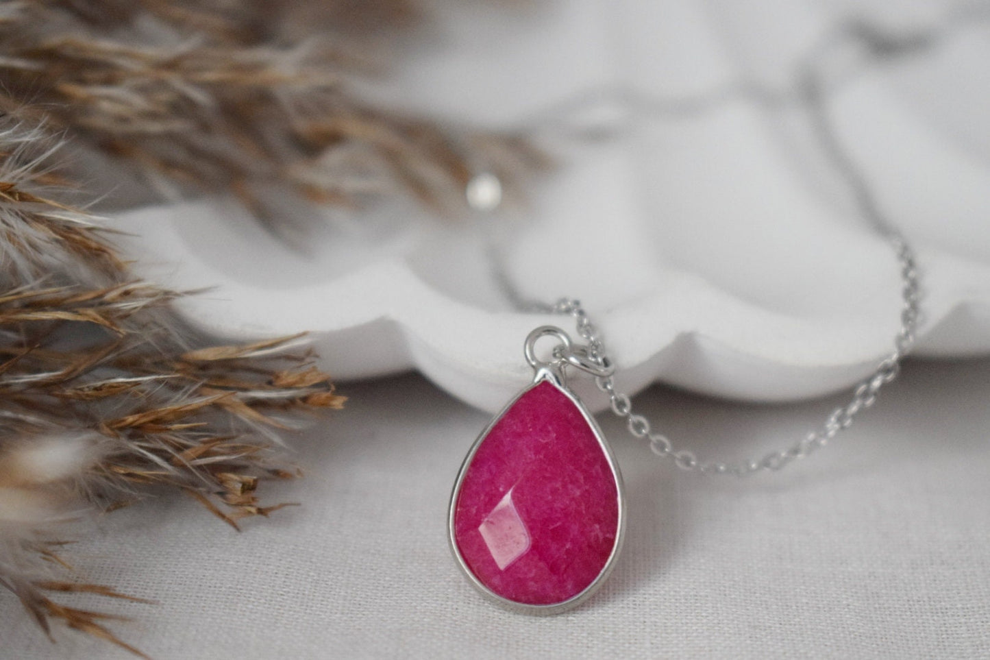 Rosa Jade Tropfen Halskette, Kamelie Farbe, Edelstein Tropfen Anhänger, Facettiert Stein, Statement Schmuck, Edelstahl, handgemachtes Geschenk für sie